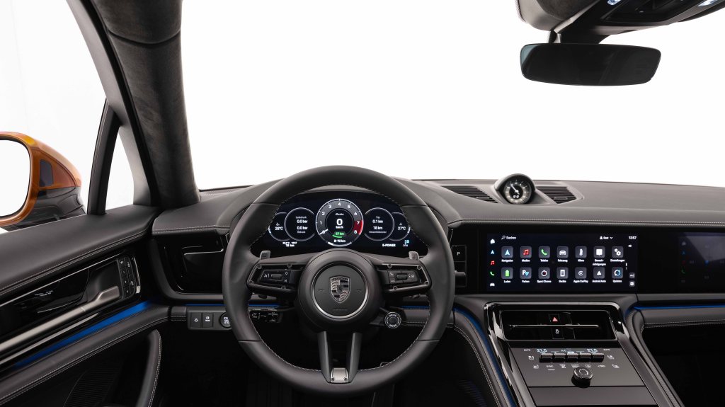 Porsche Panamera Turbo E-Hybrid steering wheel and dashboard