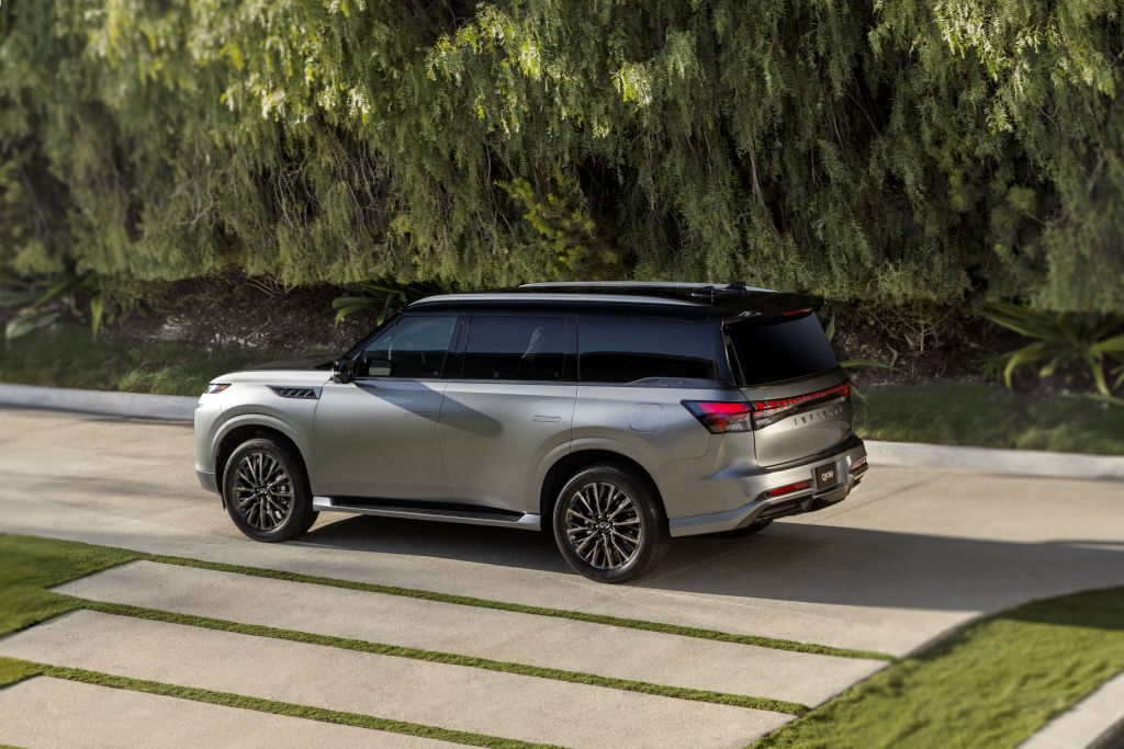 2025 Infiniti QX80 exterior side