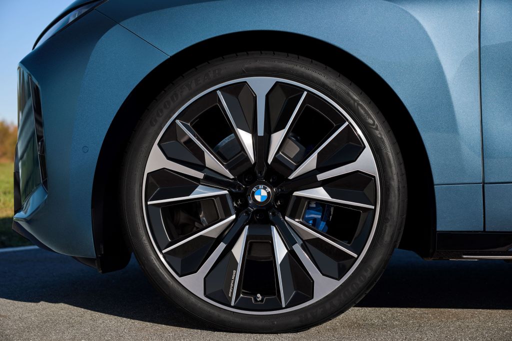 BMW iX M70 xDrive 23-inch wheels