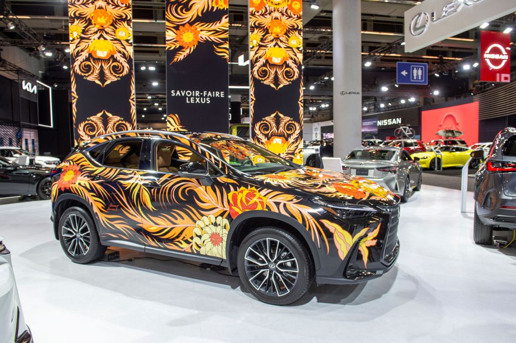 Who are the Canadian artists who wrapped two Lexus vehicles in bright&nbsp;colours?