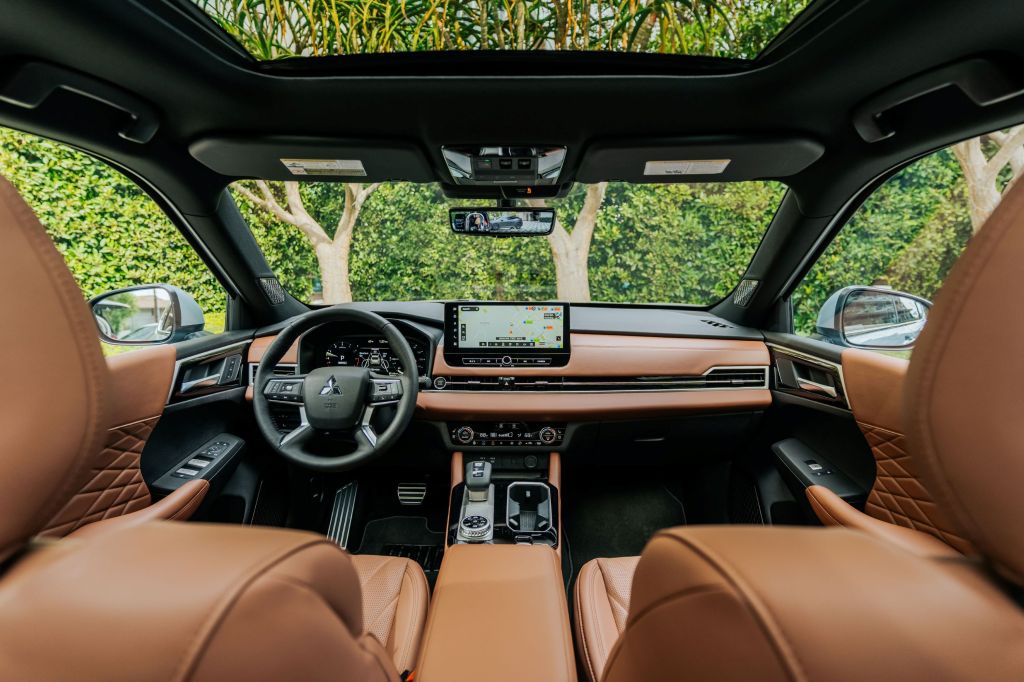 2025 Mitsubishi Outlander interior