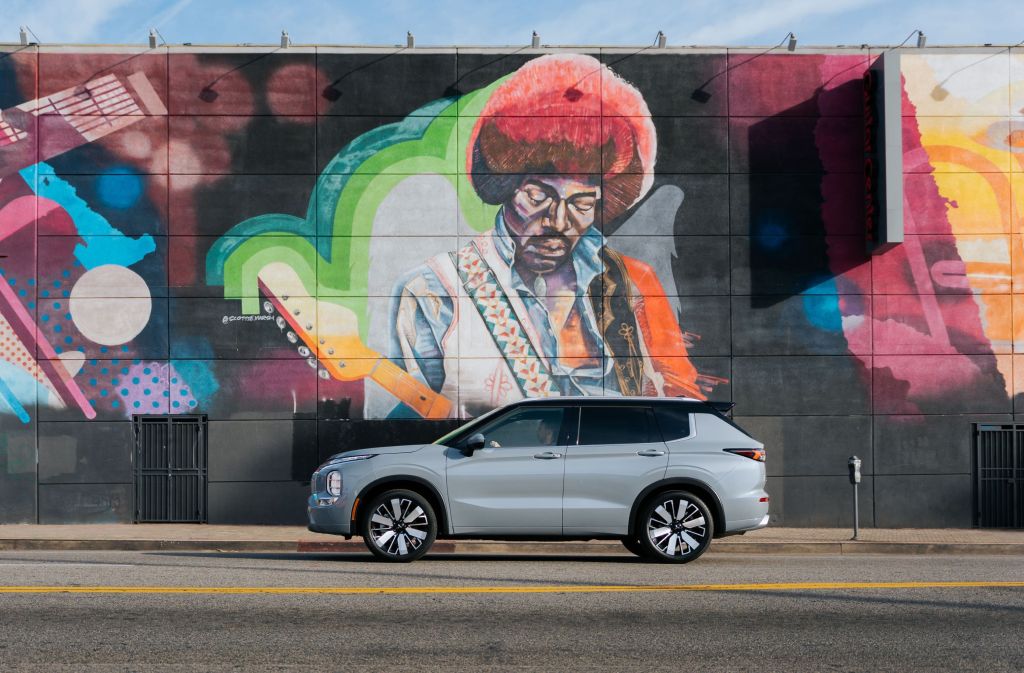 2025 Mitsubishi Outlander side
