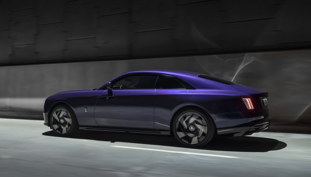 Rolls-Royce Black Badge Spectre side view