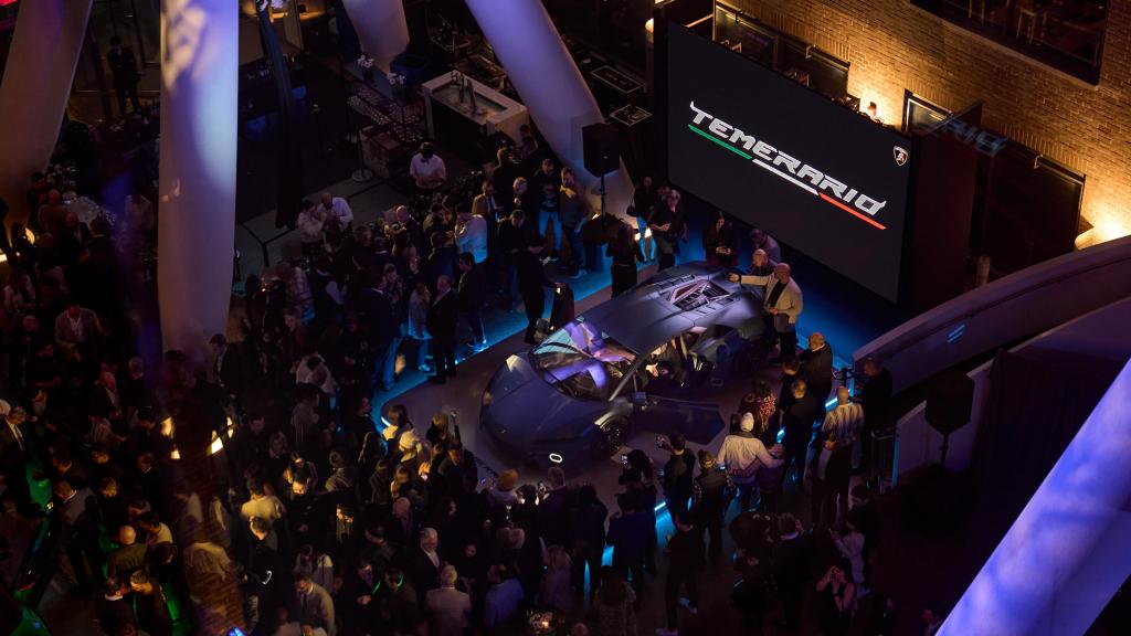 Crowd around Lamborghini Temerario