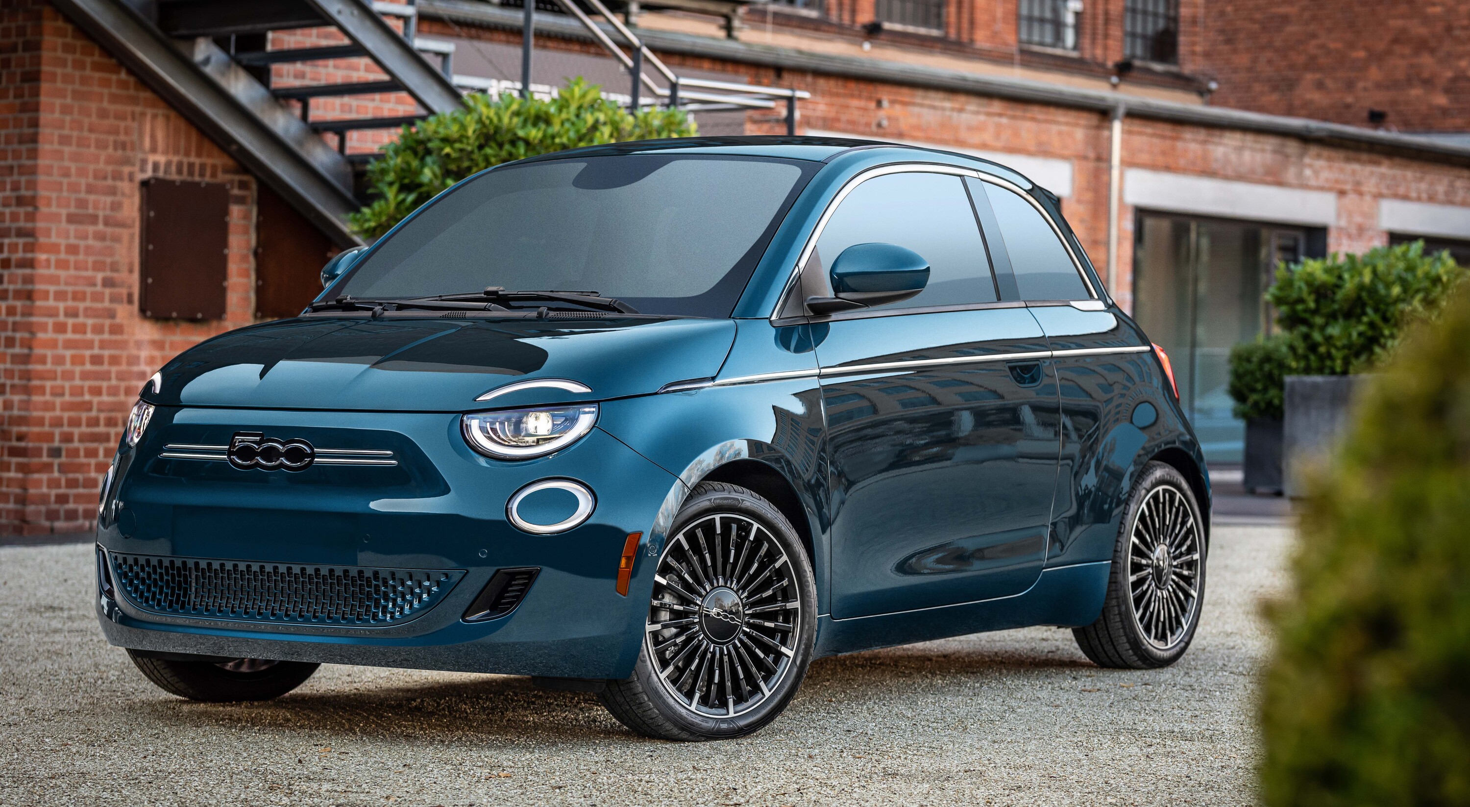 2025 Fiat 500e in Ocean Mist colour