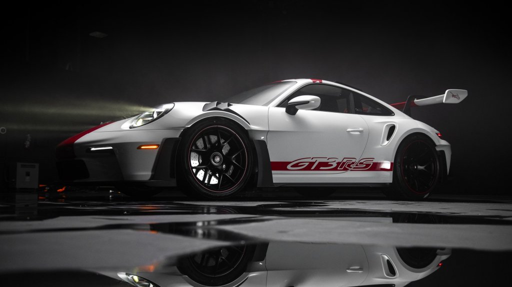 Side view of Porsche 911 GT3 RS with Canadian colours