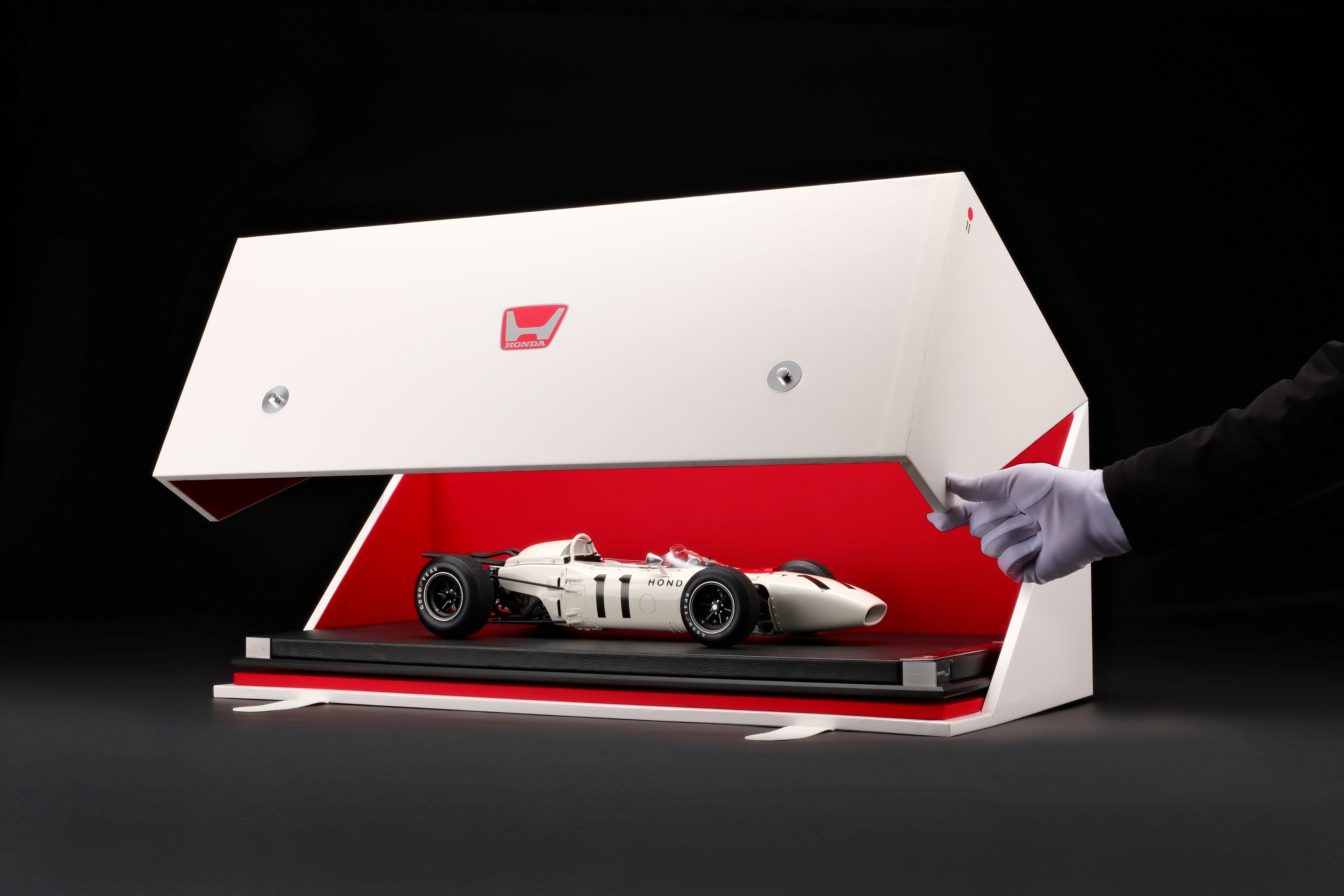 Honda RA272 1:8 scale model