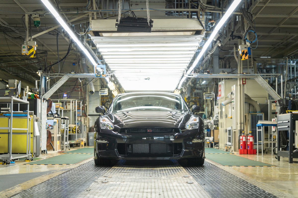 Final Nissan R35 GT-R rolls off assembly line