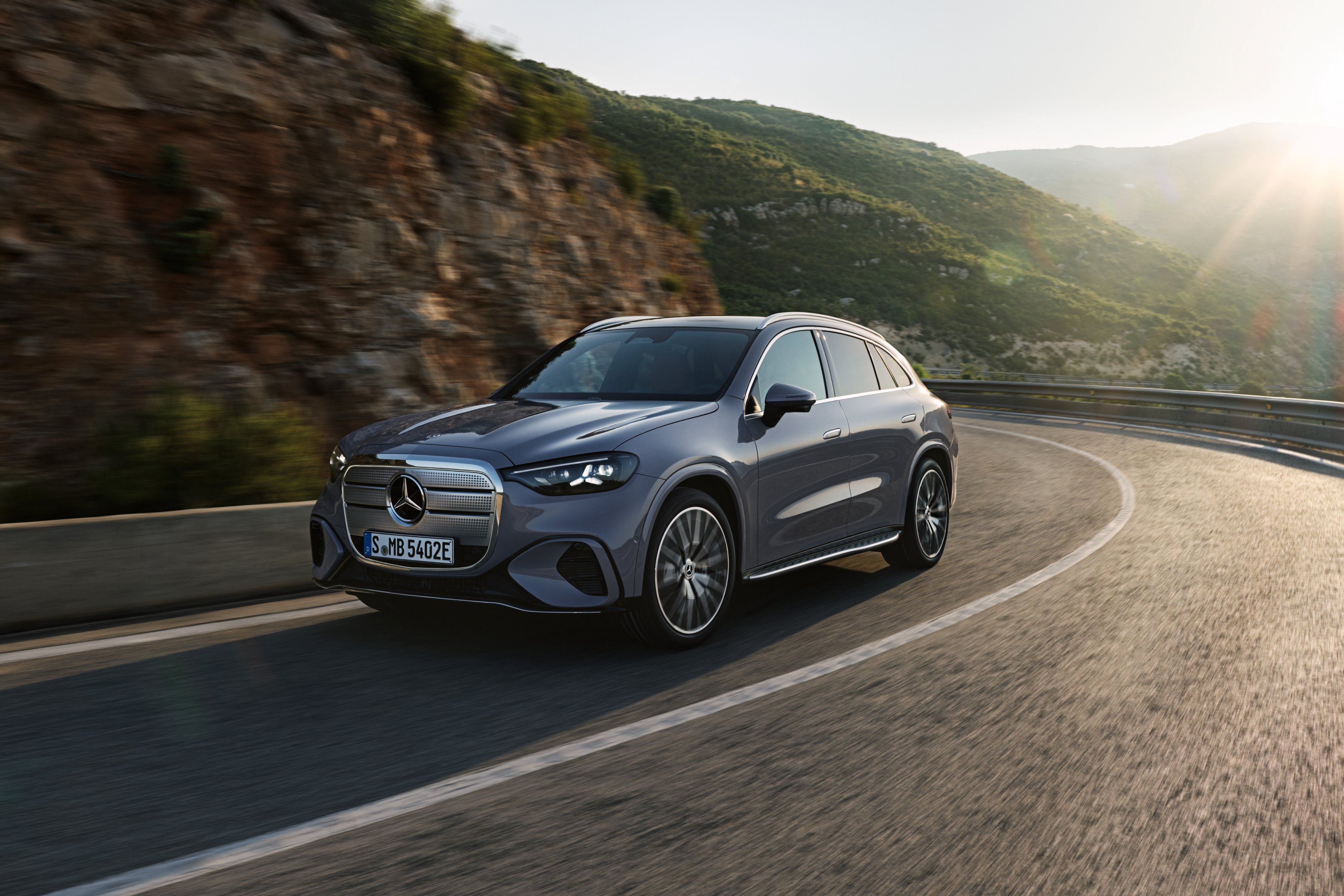 2027 Mercedes-Benz GLC 400 4MATIC Electric driving