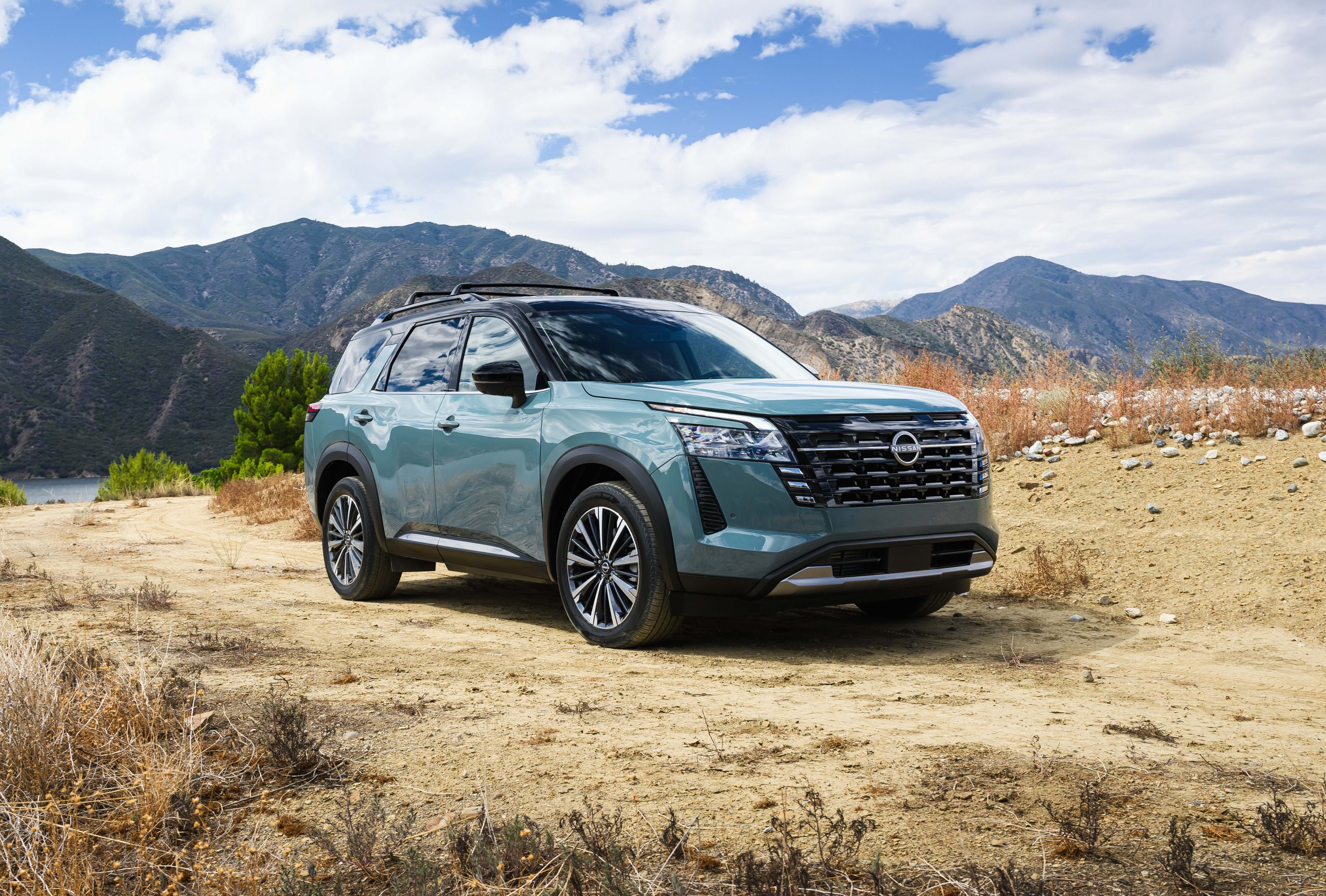 2026 Nissan Pathfinder front and side