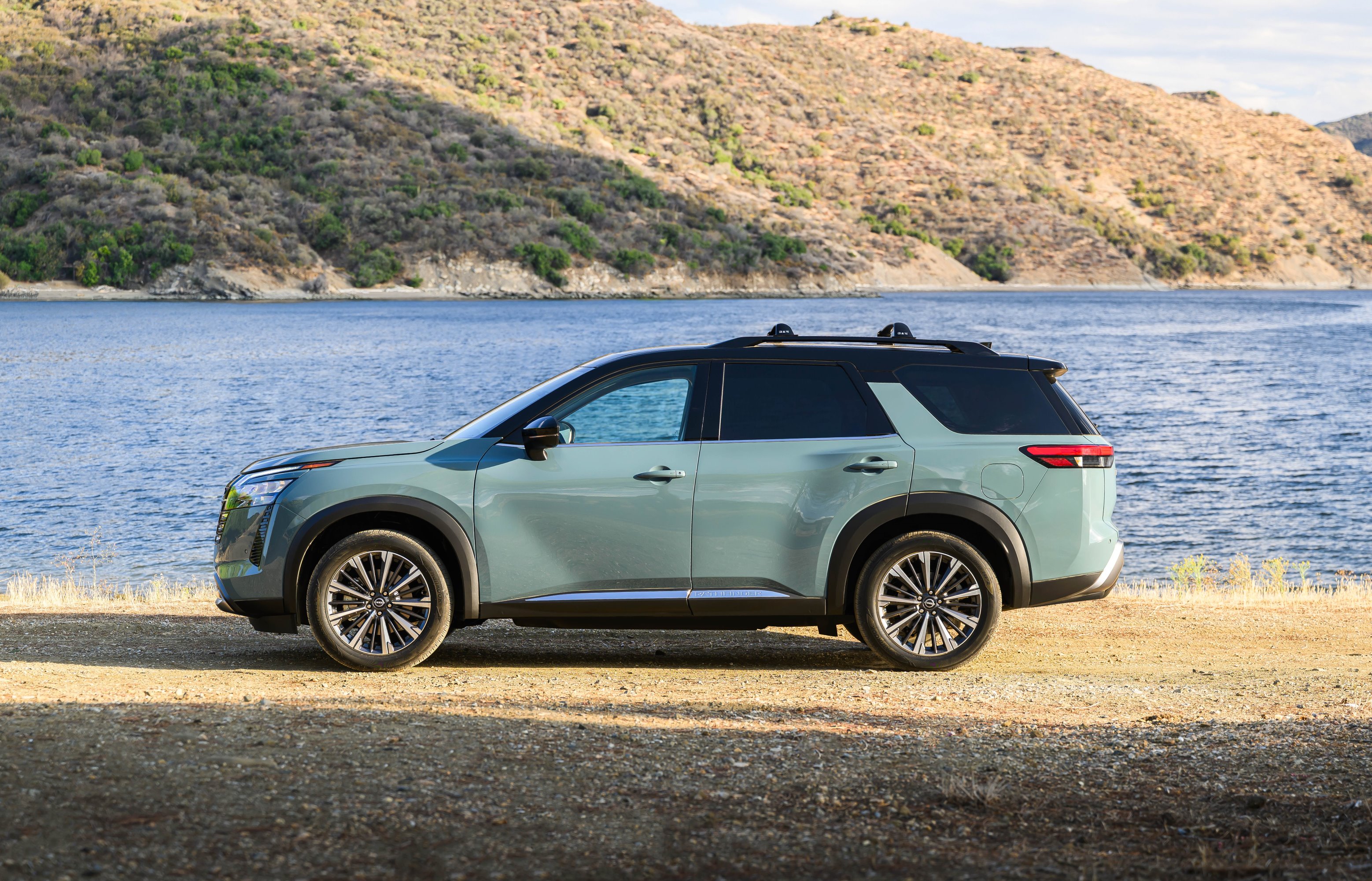 2026 Nissan Pathfinder side