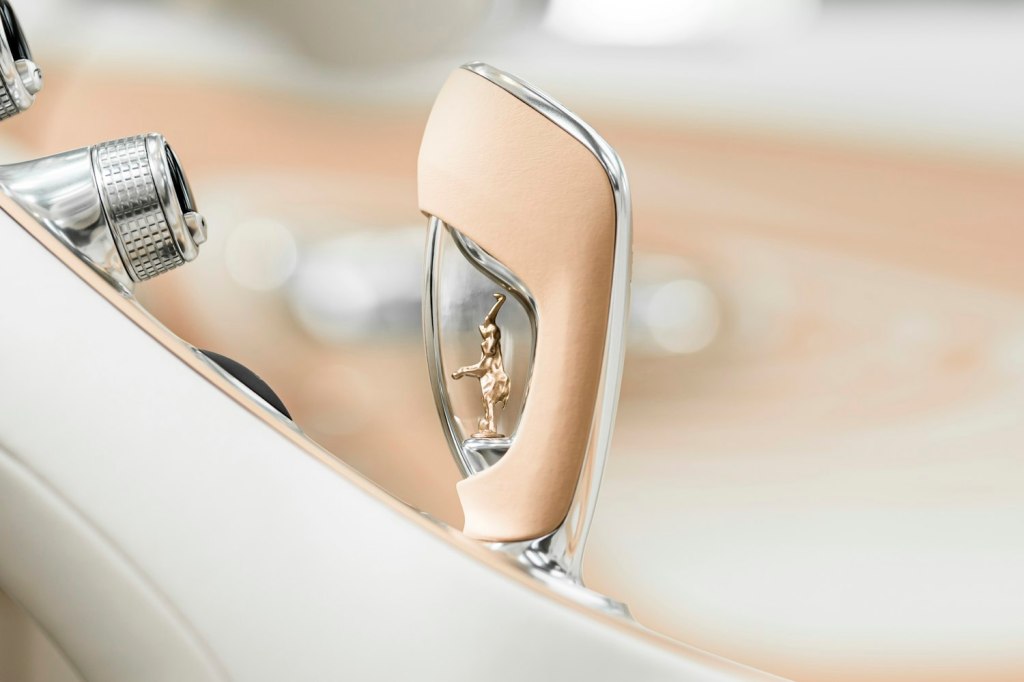 Dancing elephant inside gear selector casing