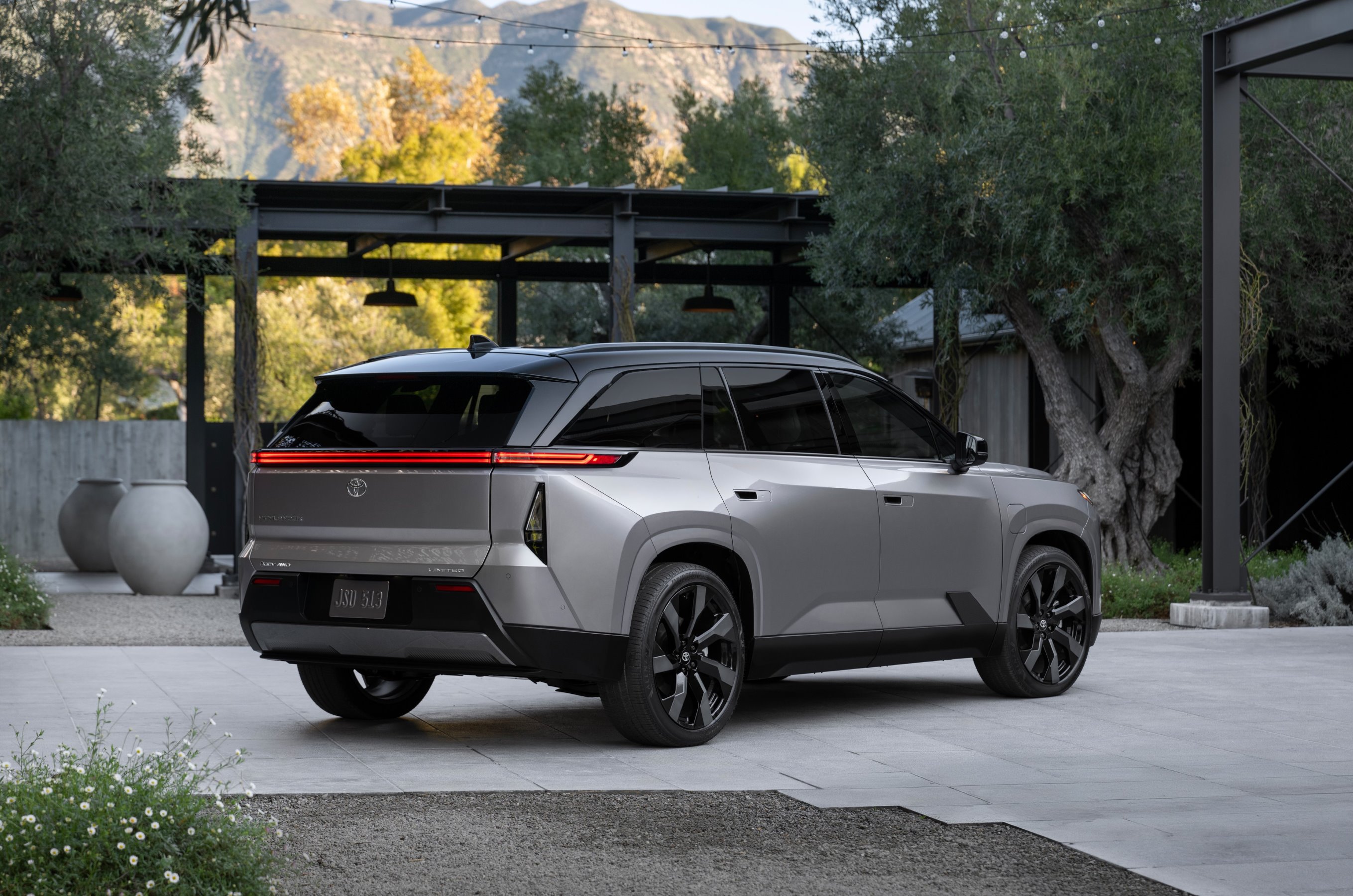 2027 Toyota Highlander side and rear