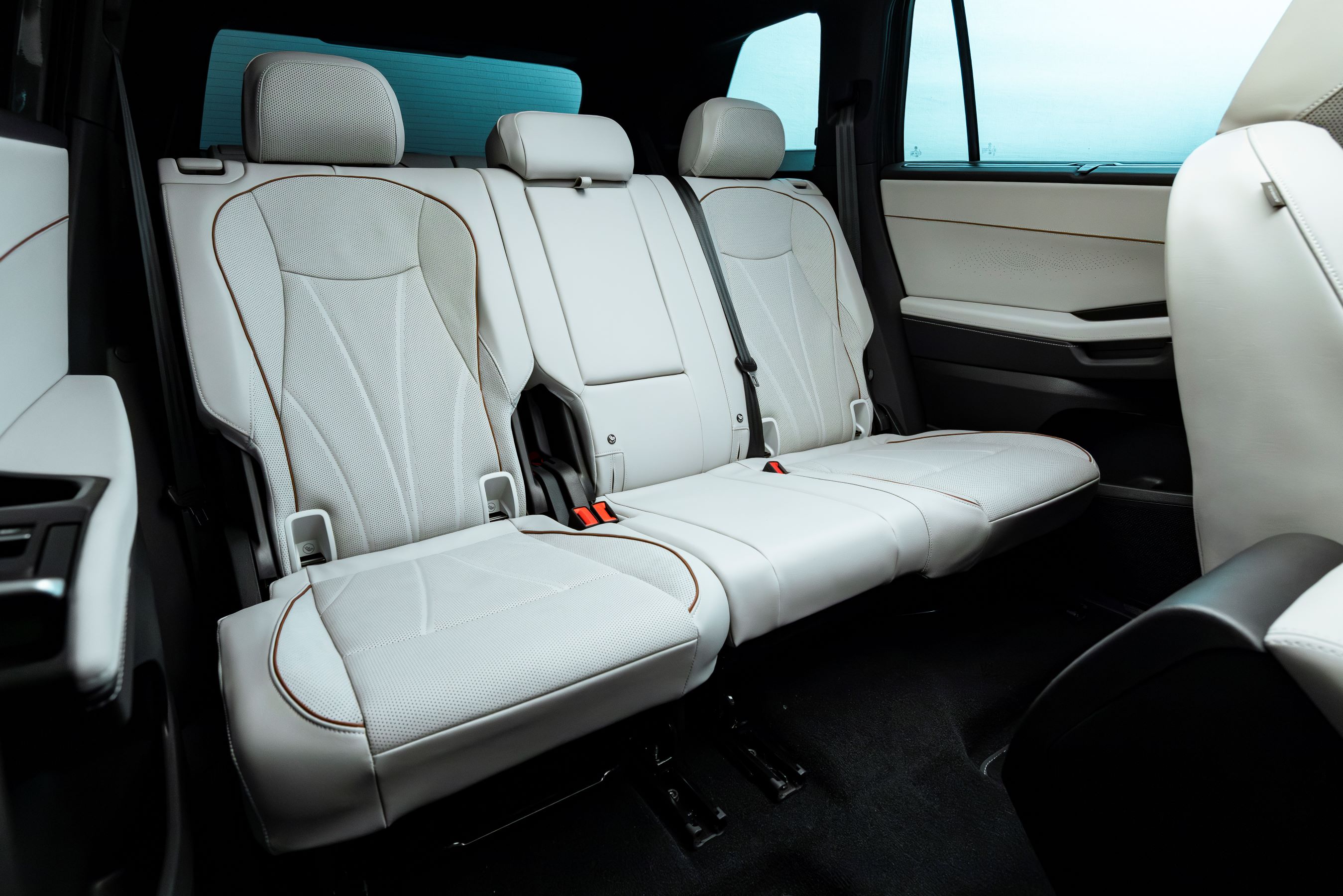 2027 Volkswagen Atlas second-row bench seats