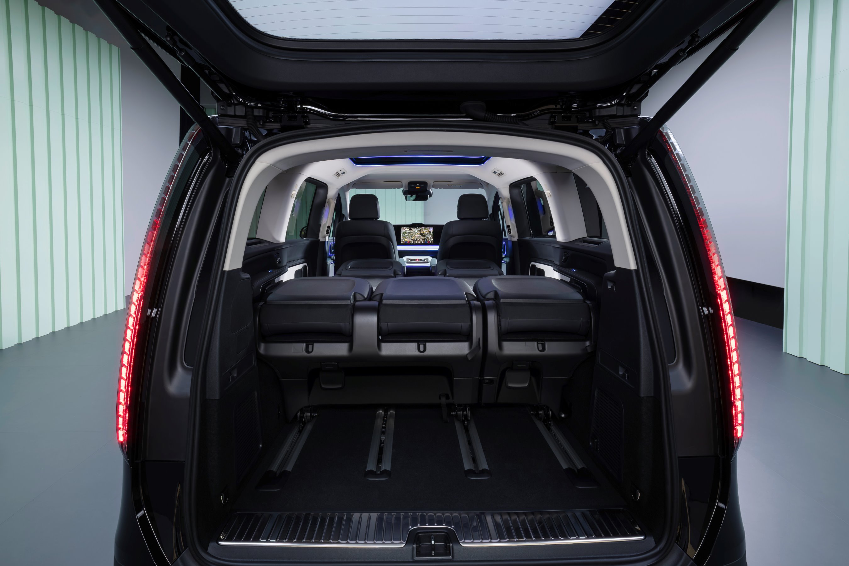 Mercedes-Benz VLE cargo area
