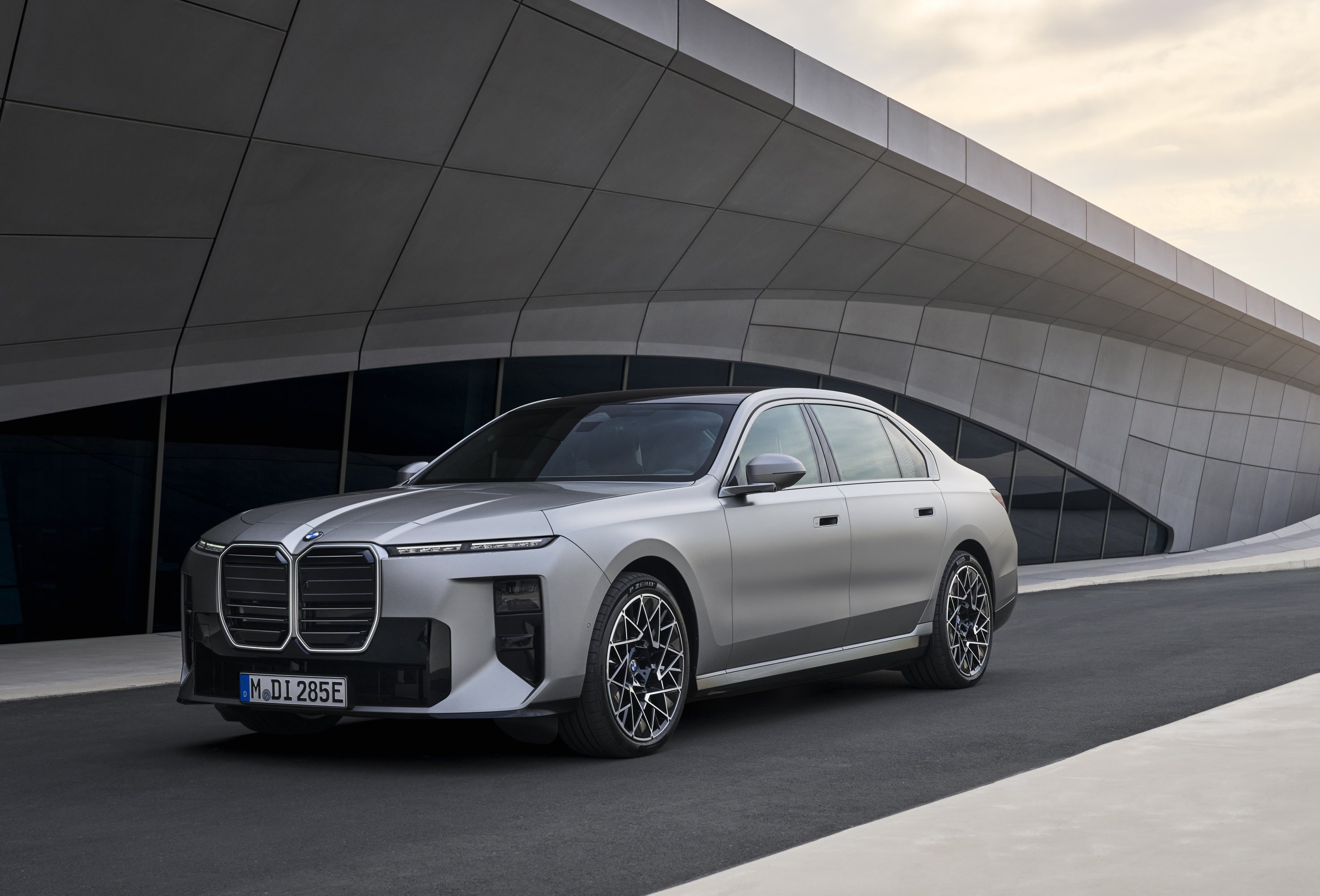 2027 BMW 7 Series hero shot