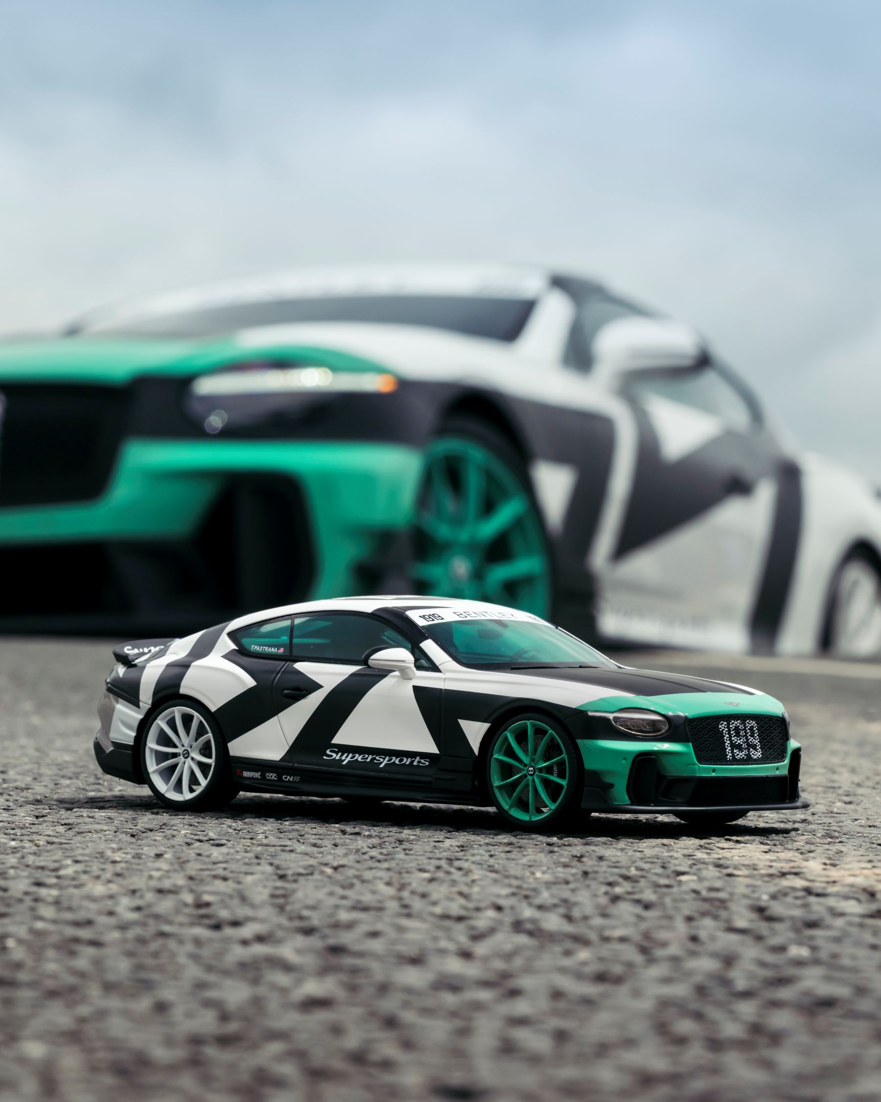 Bentley Supersports Full Send scale model front and side