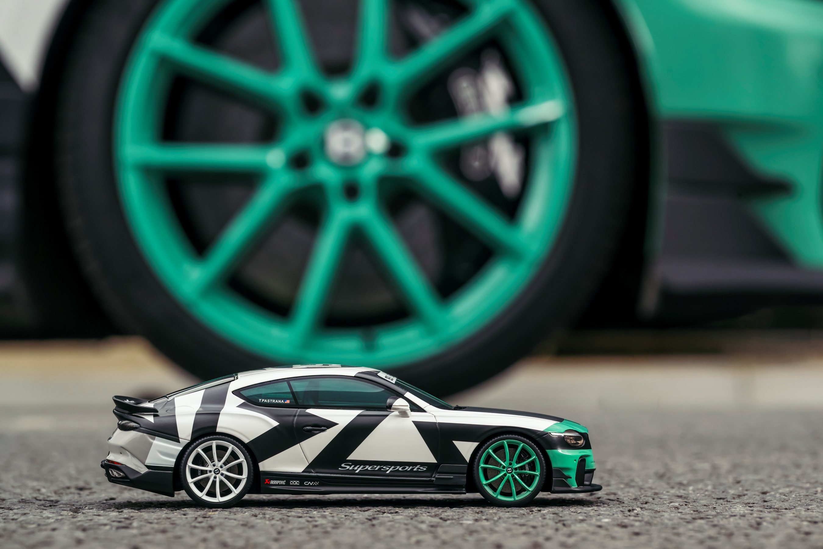 Bentley Supersports Full Send scale model side