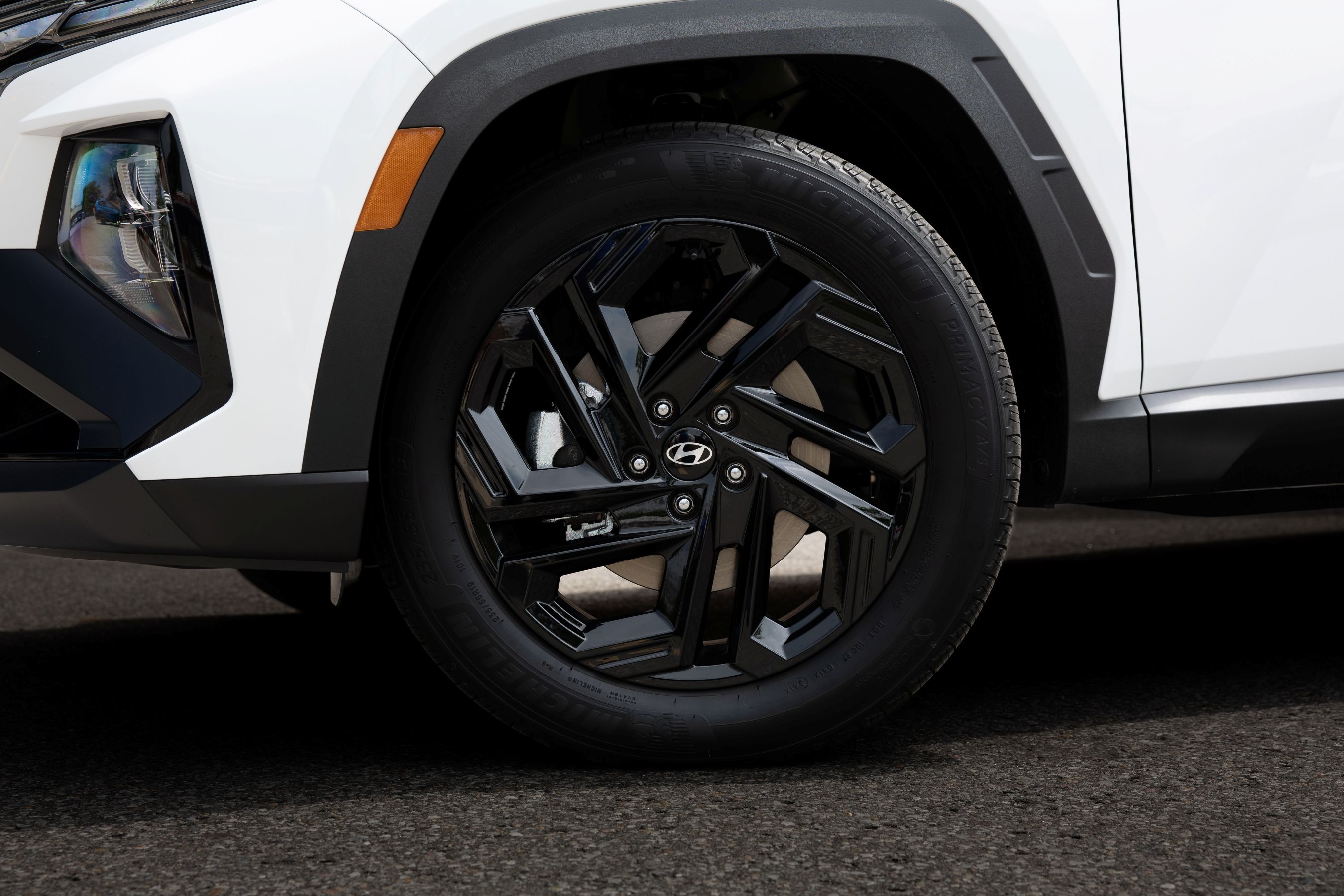 2026 Hyundai Tucson Hybrid Night Edition front wheel