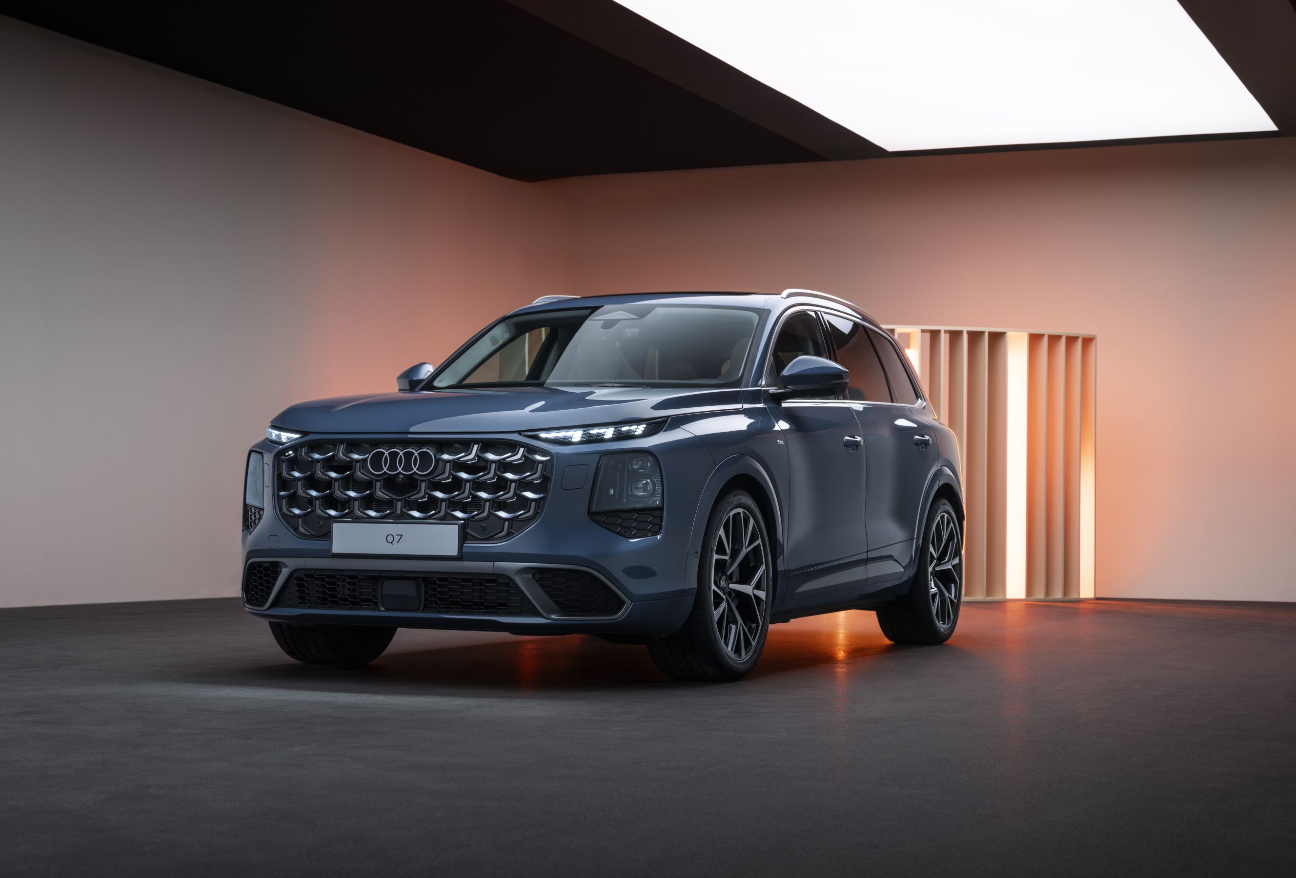 2027 Audi Q7 front and side