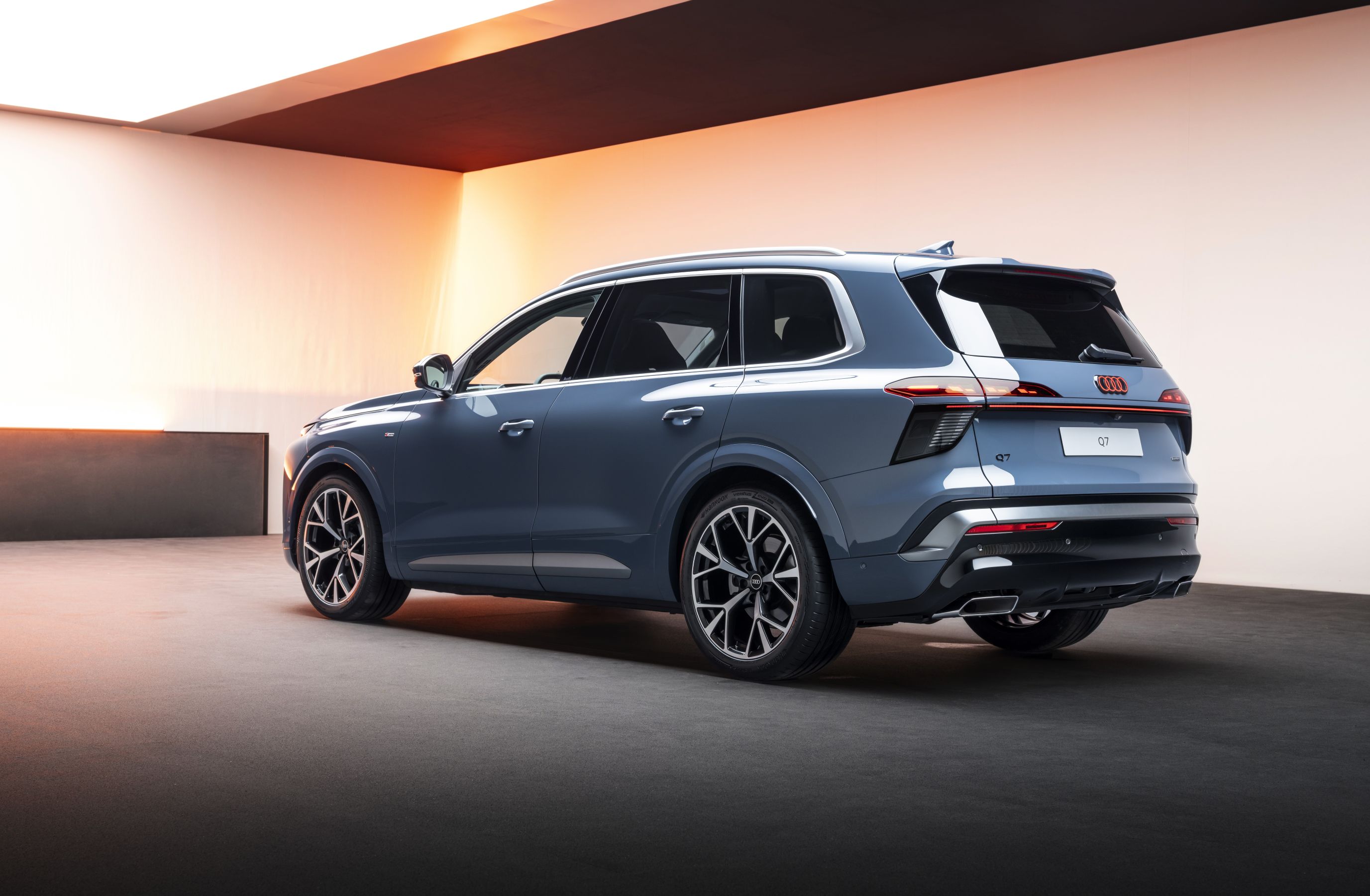 2027 Audi Q7 rear and side