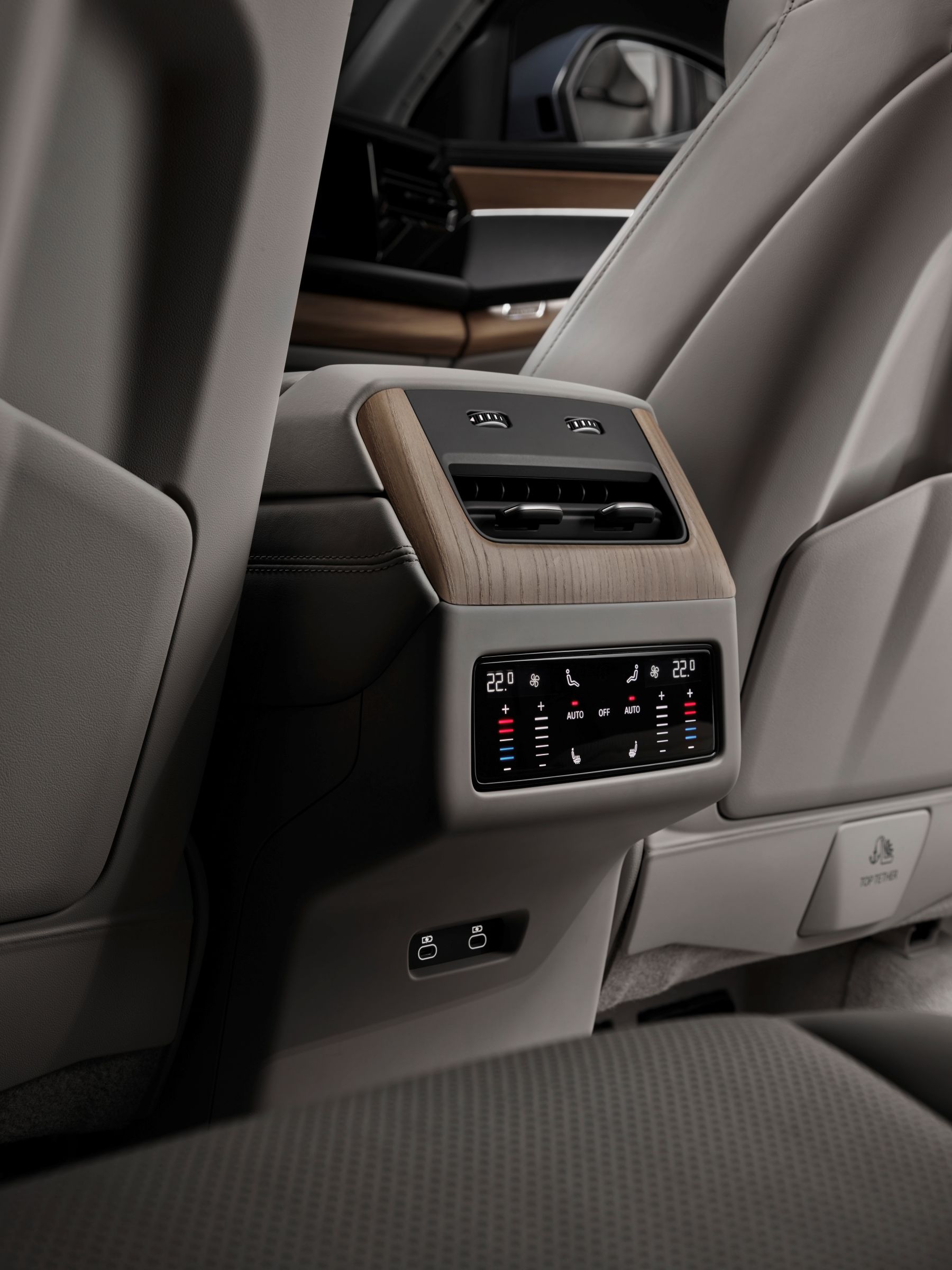 2027 Audi Q7 rear-seat centre console