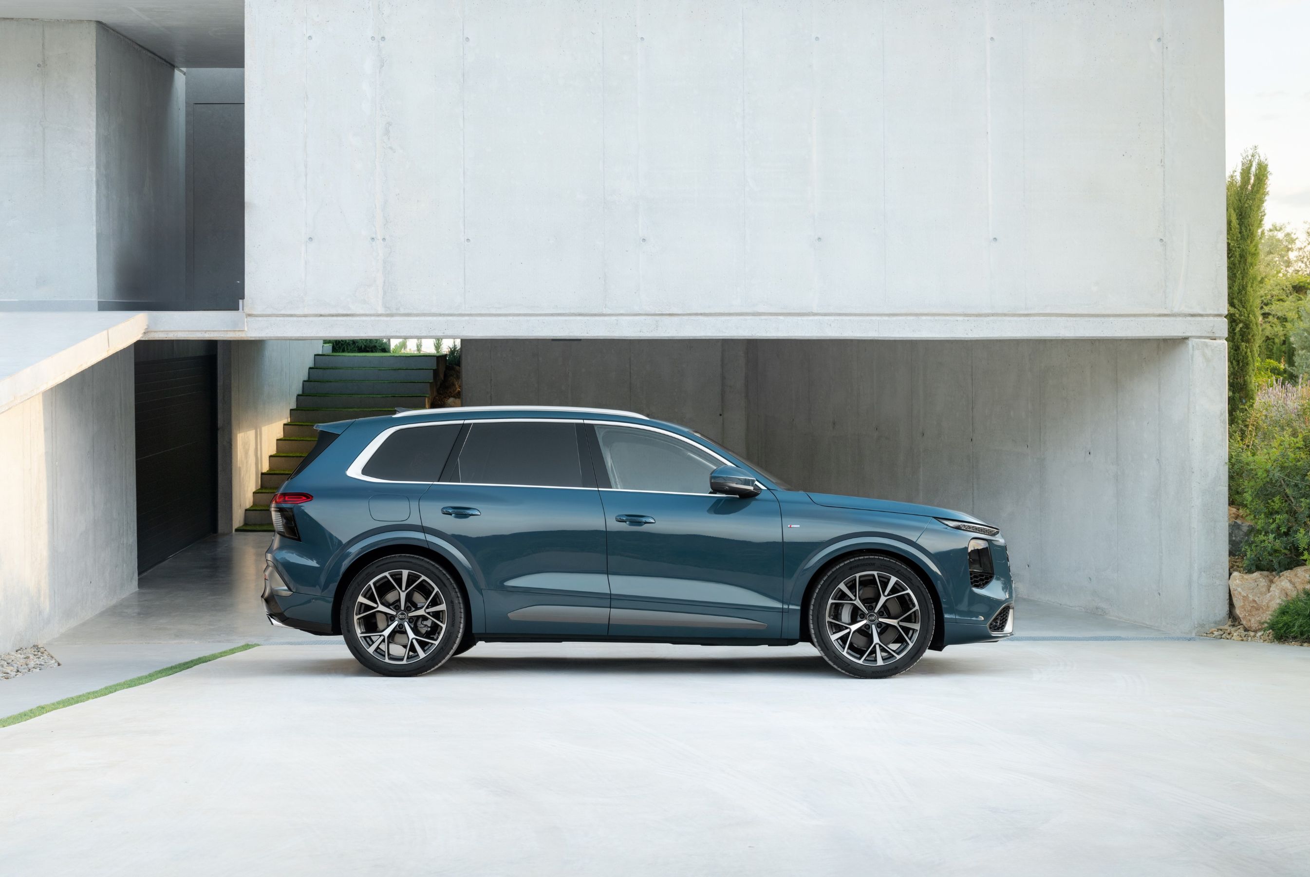 2027 Audi Q7 side