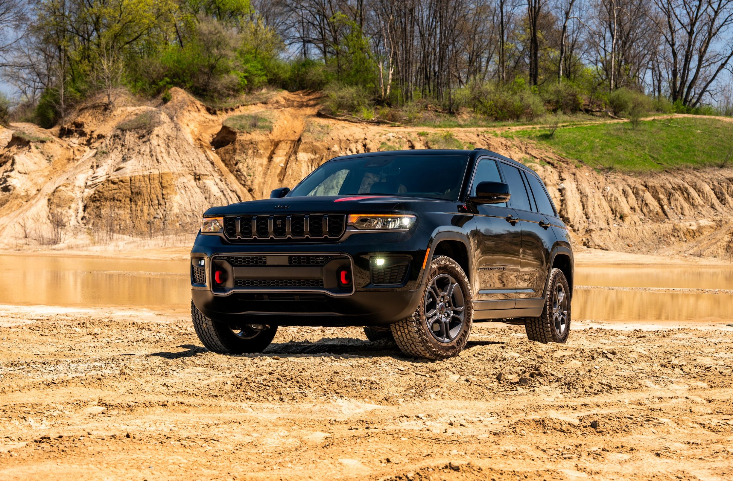 2027 Jeep Grand Cherokee Trailhawk front and side