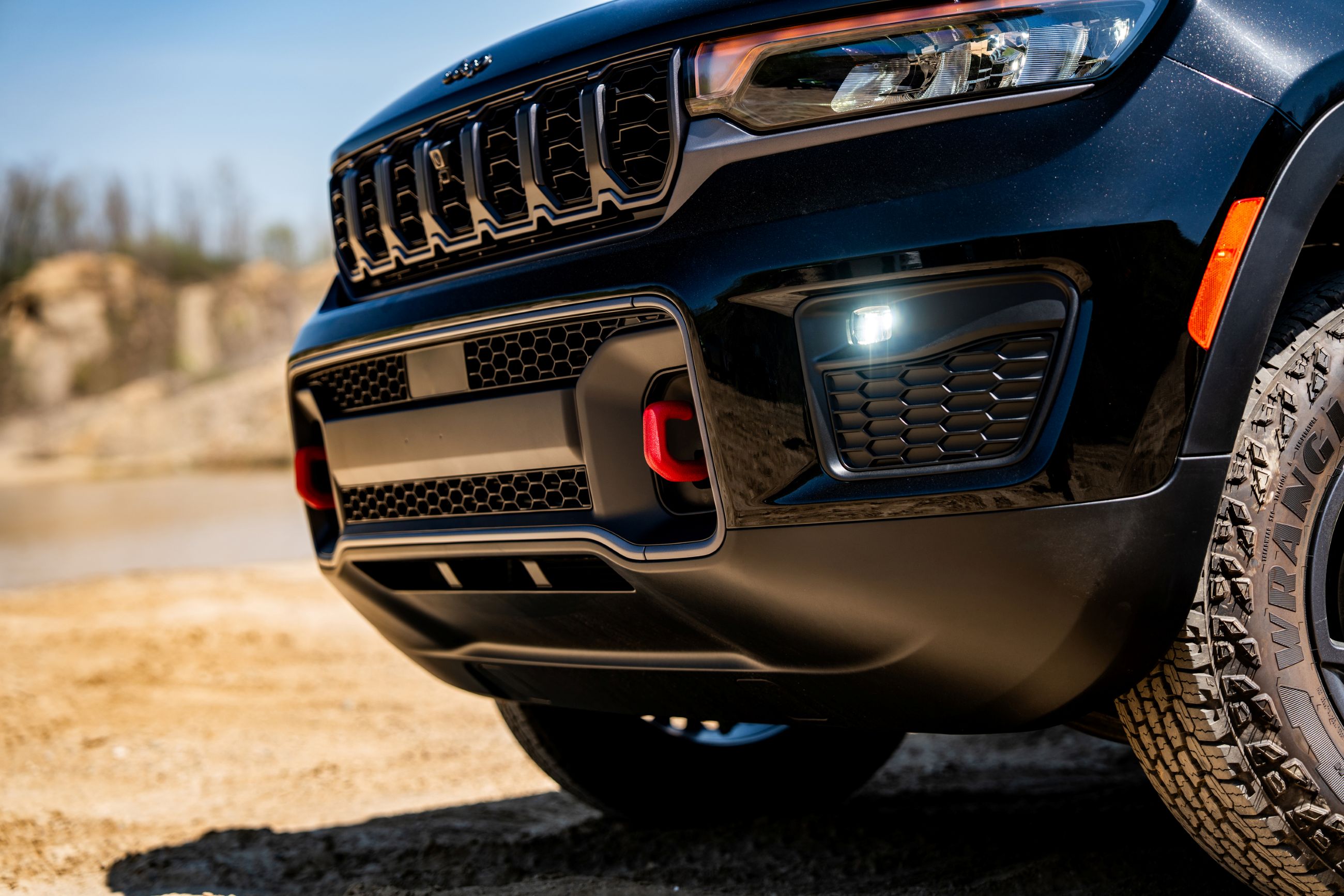 2027 Jeep Grand Cherokee Trailhawk front tow hooks