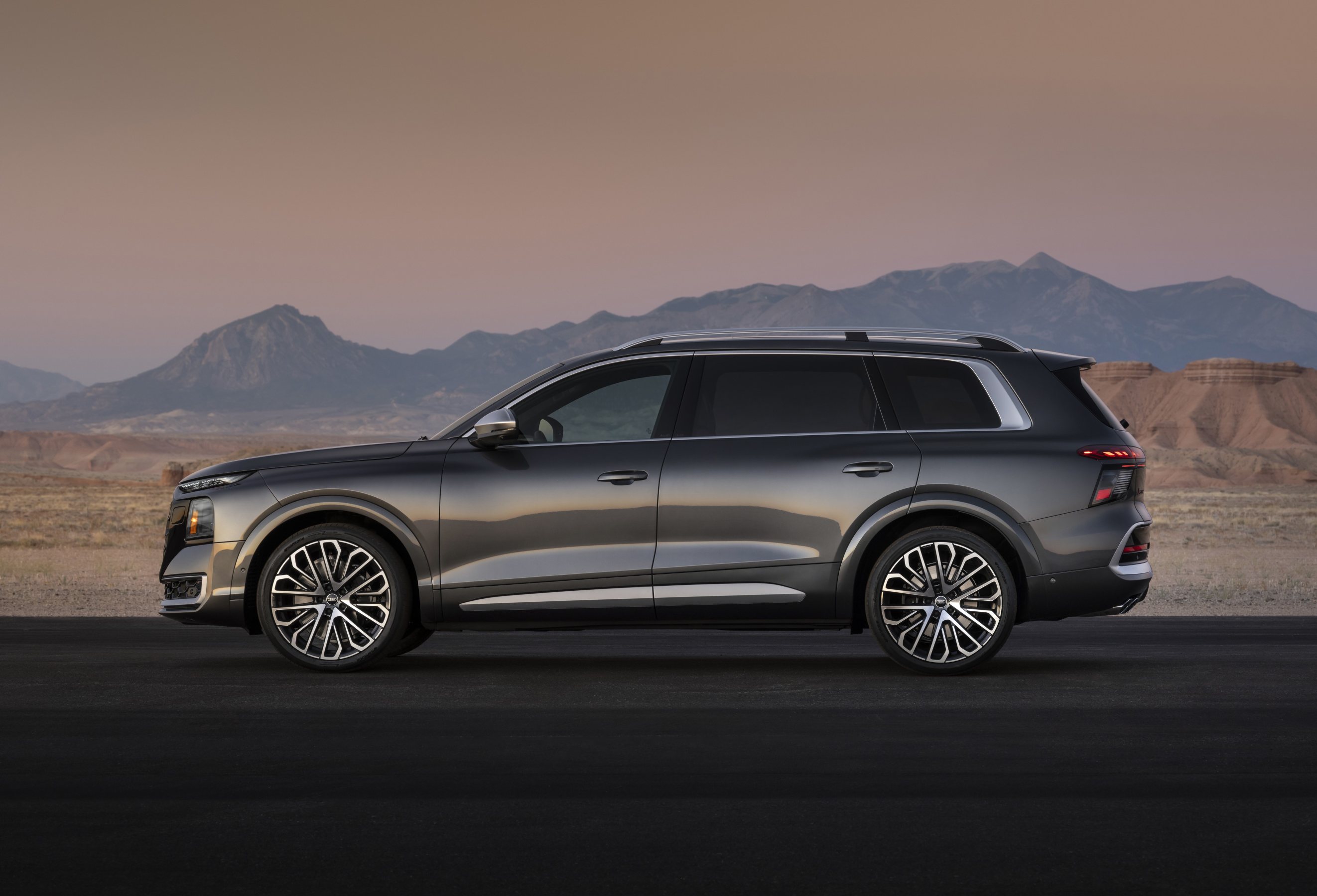 2027 Audi SQ9 side