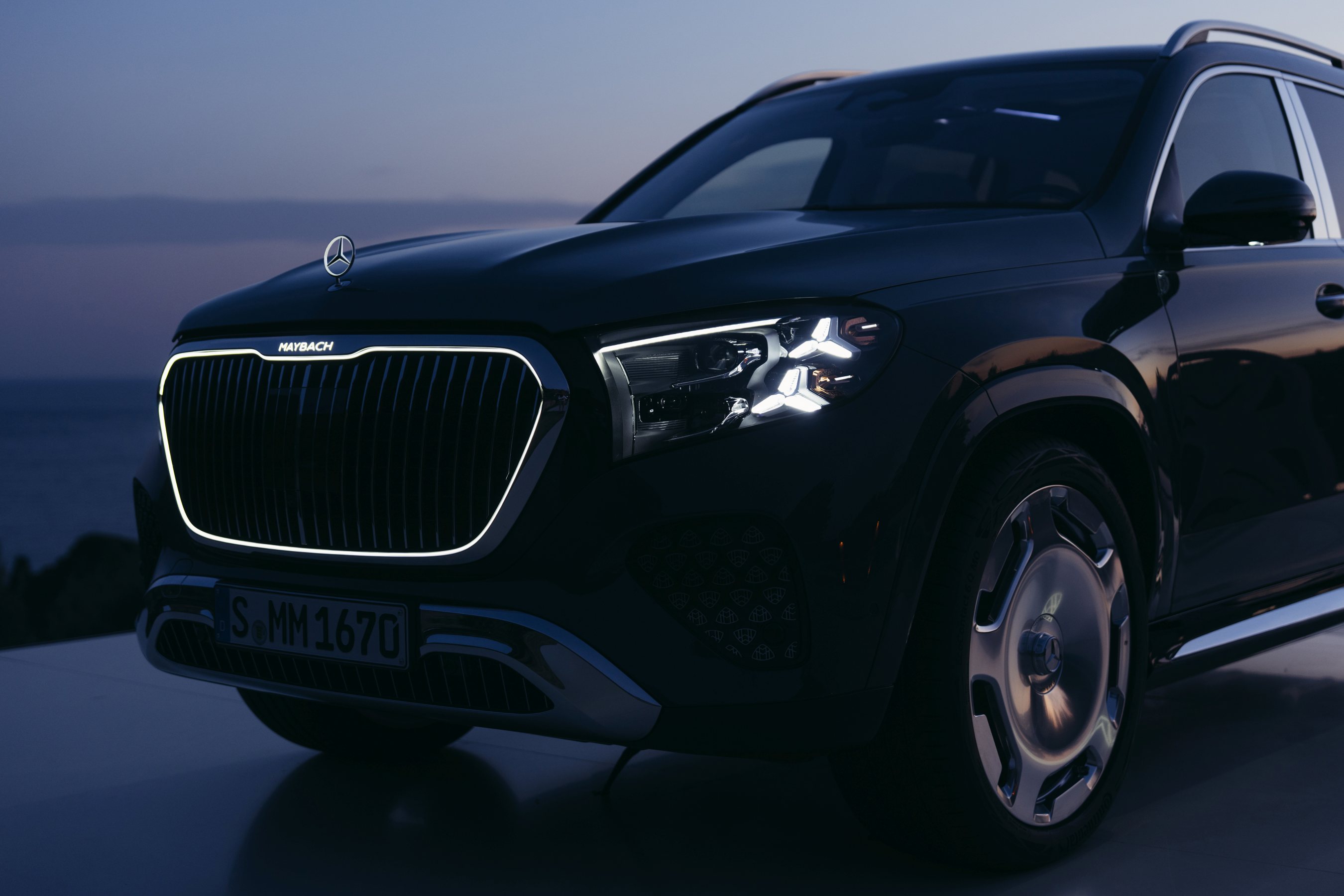 2027 Mercedes-Maybach GLS 680 lit front end