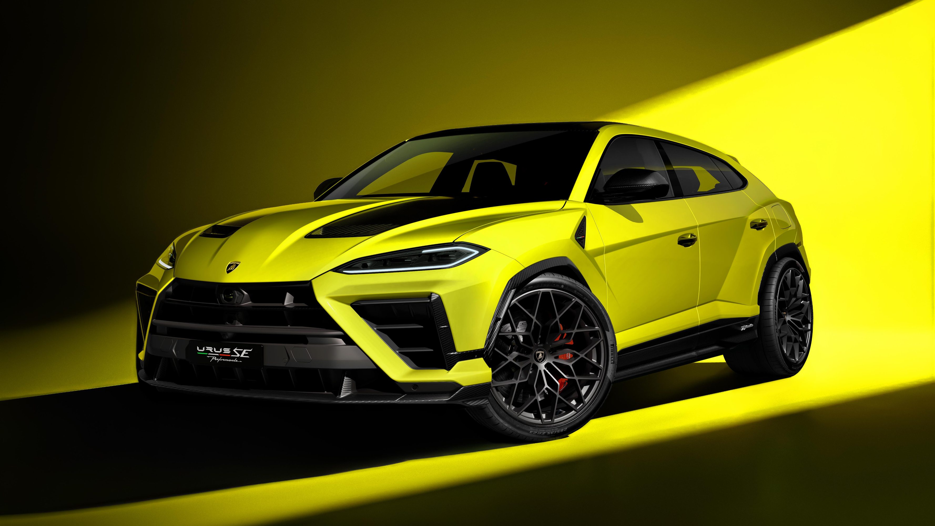Lamborghini Urus SE Performante front and side