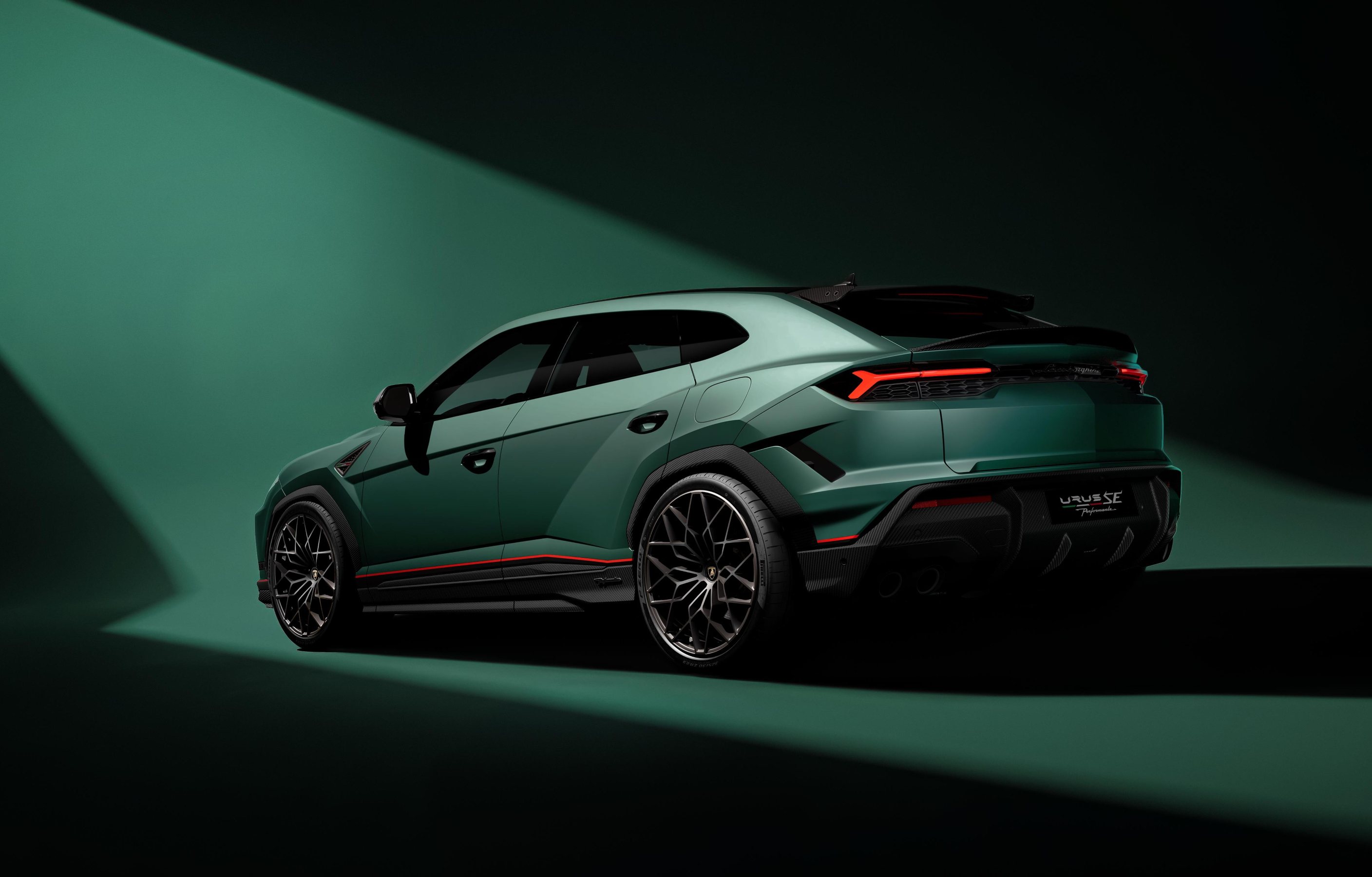 Lamborghini Urus SE Performante rear and side