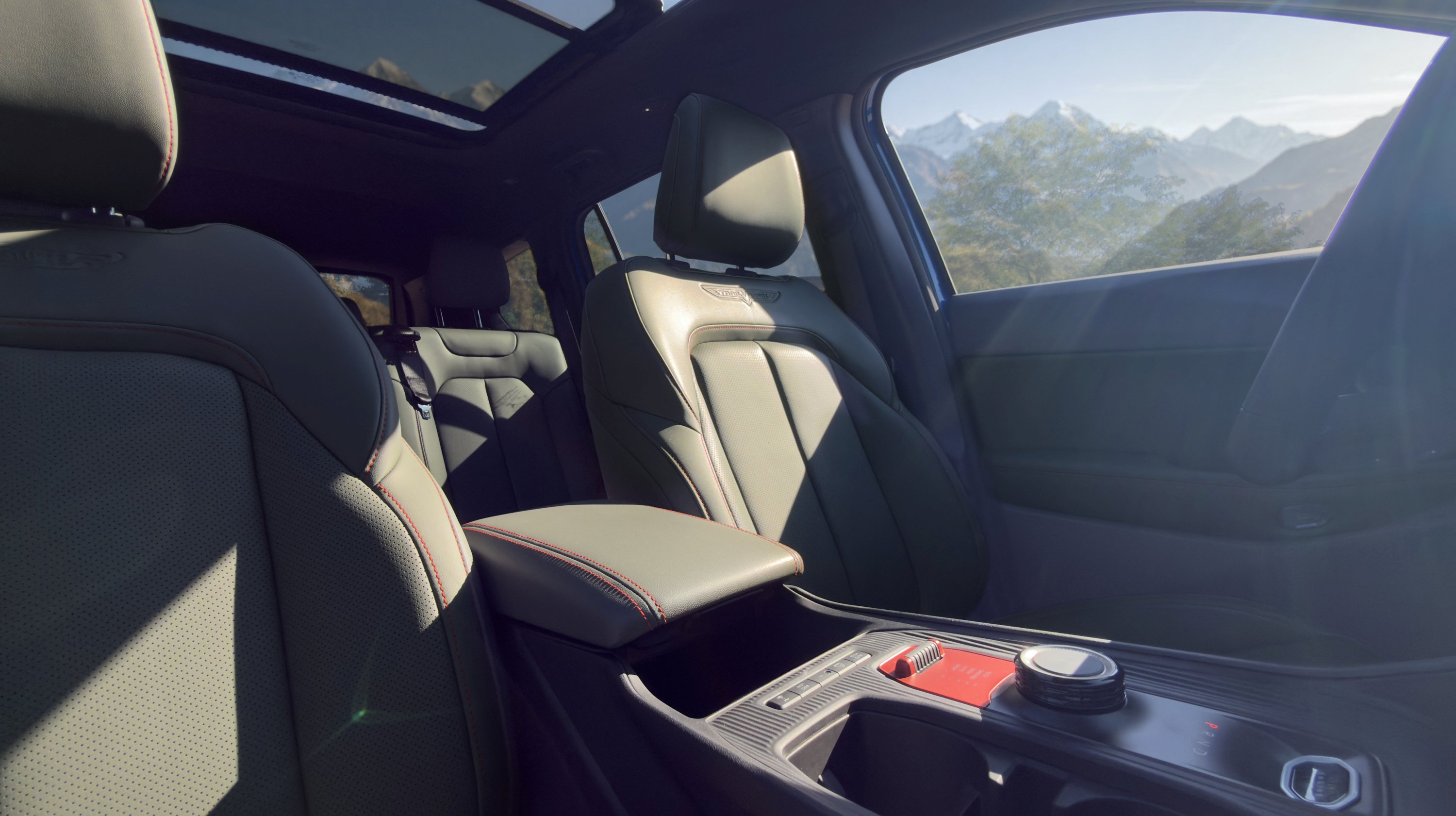 2027 Jeep Cherokee Trailhawk seats