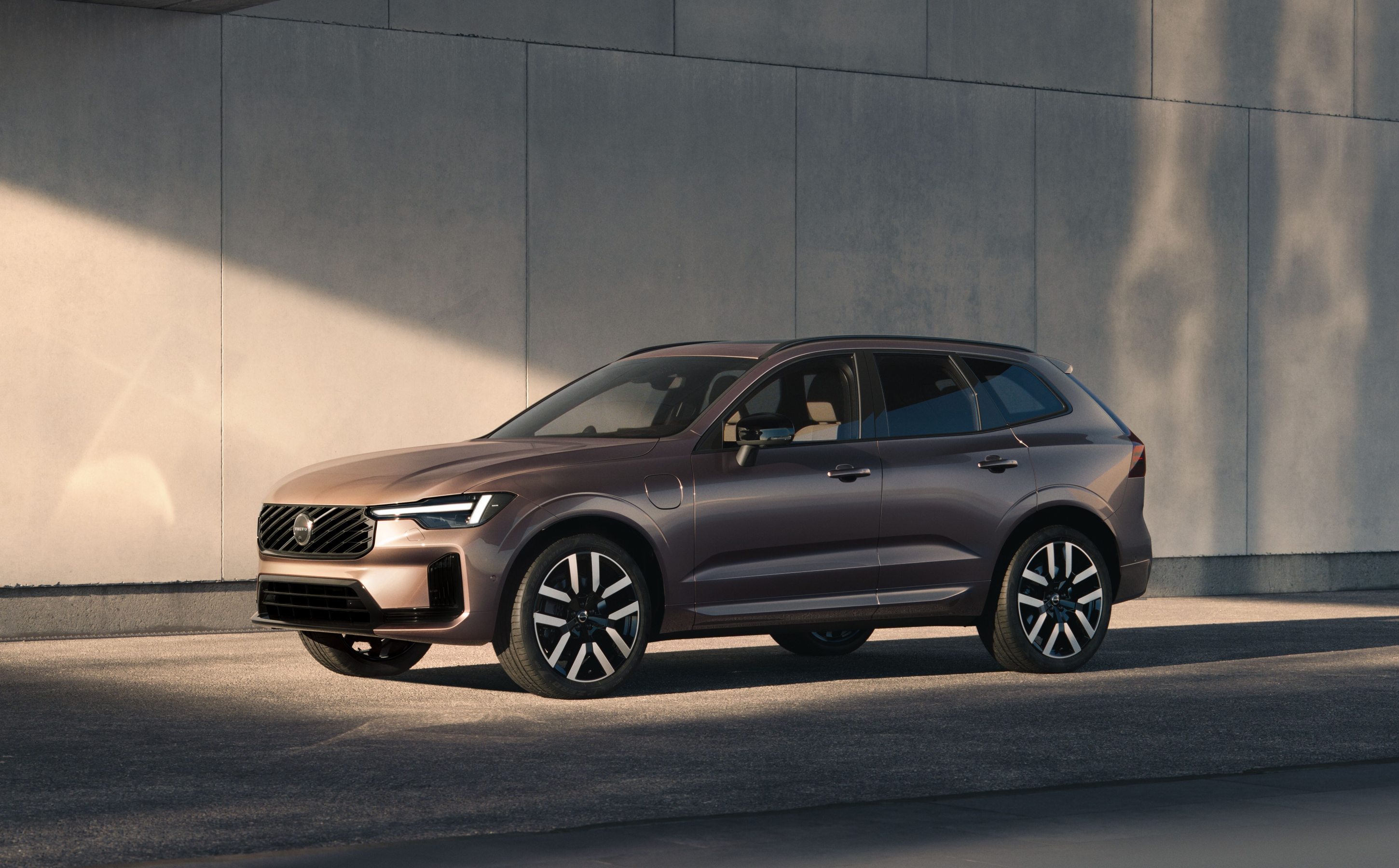 2028 Volvo XC60 side