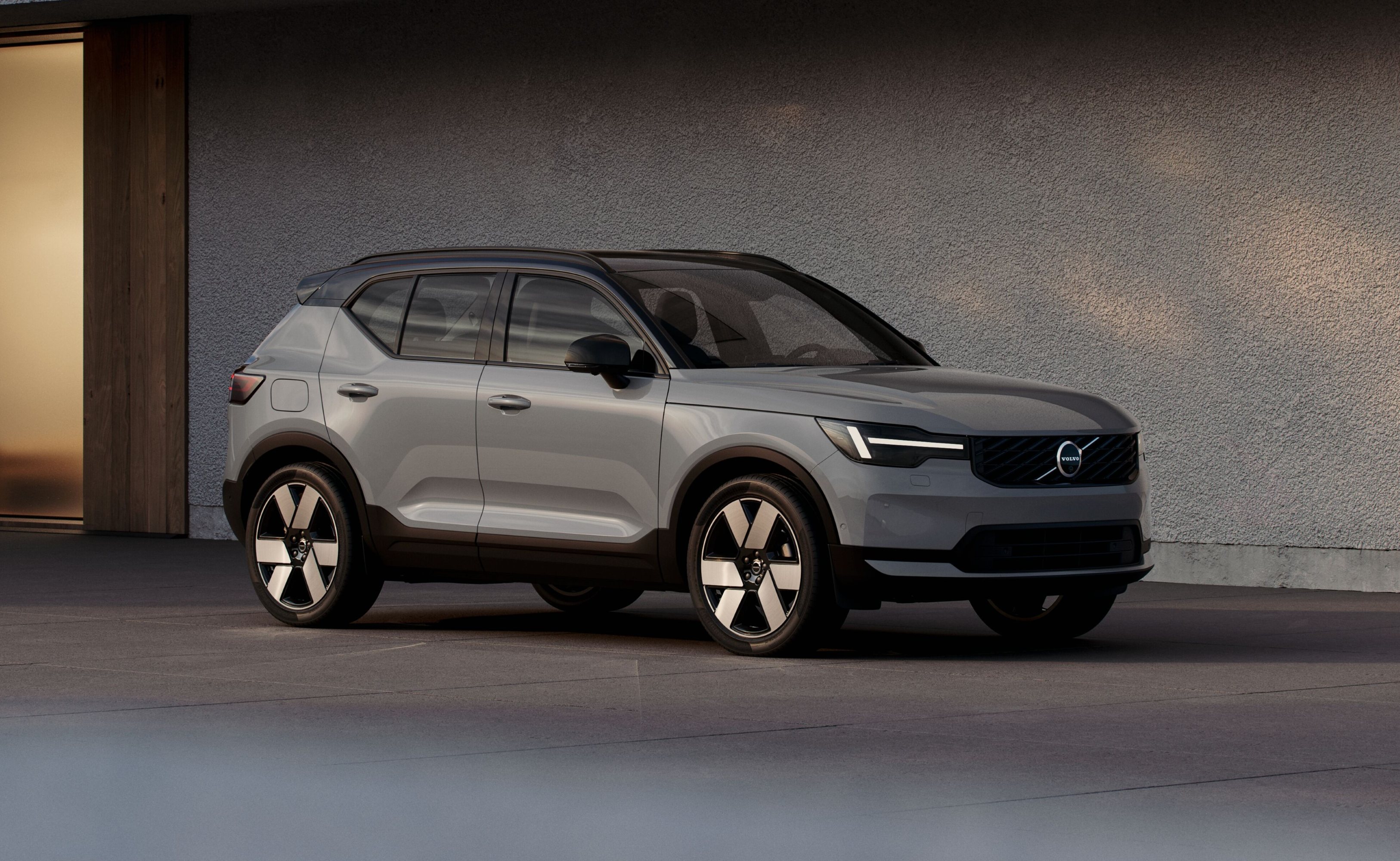 2028 Volvo XC40 front and side