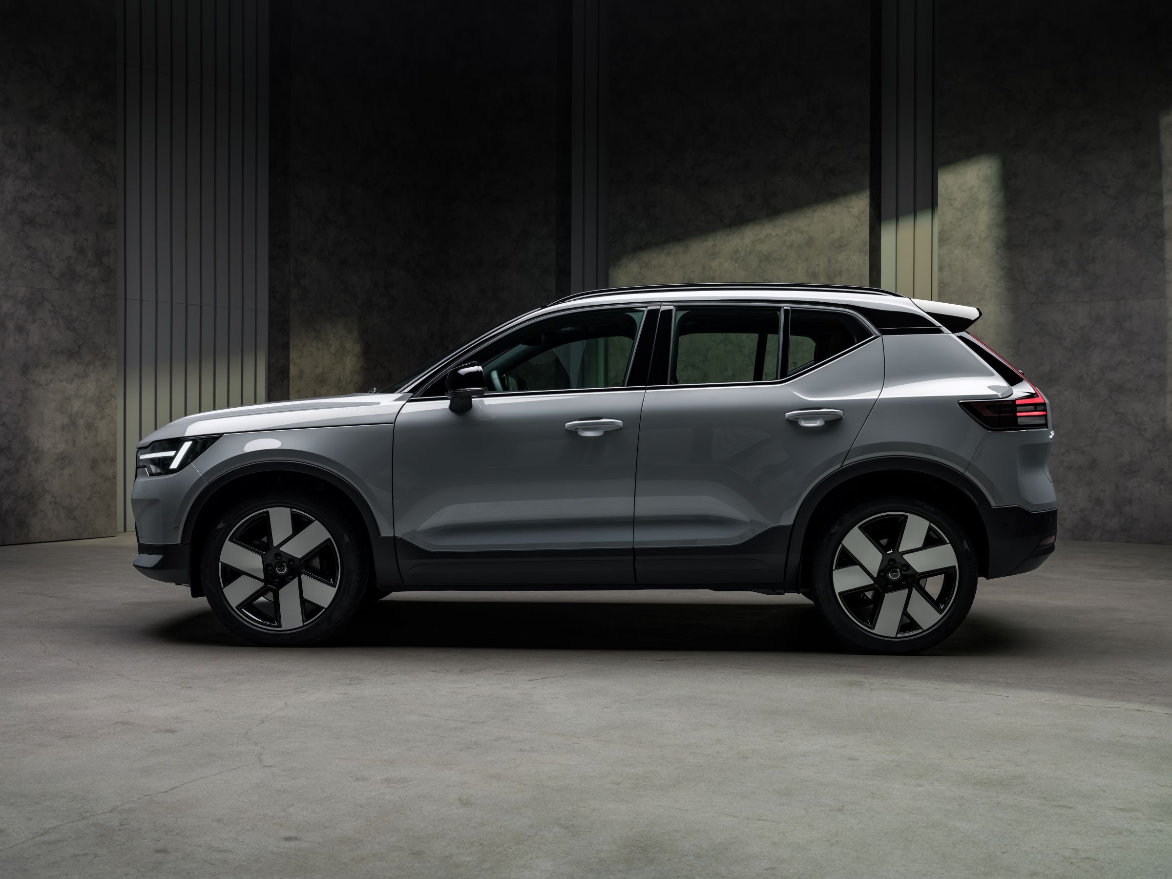 2028 Volvo XC40 side
