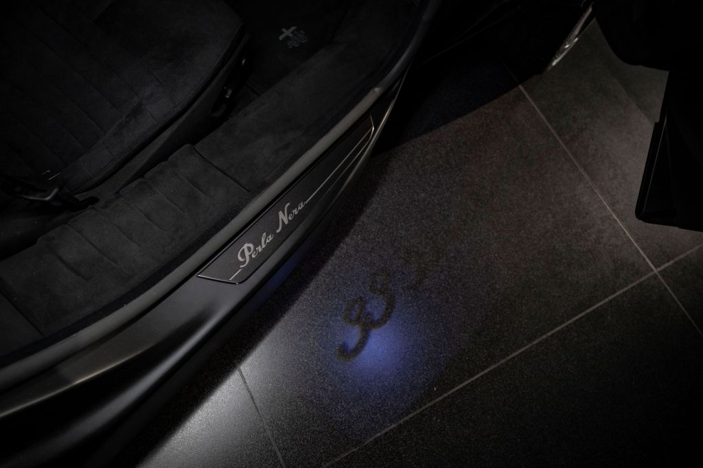Alfa Romeo 33 Stradale Perla Nera door sill and cast ground light