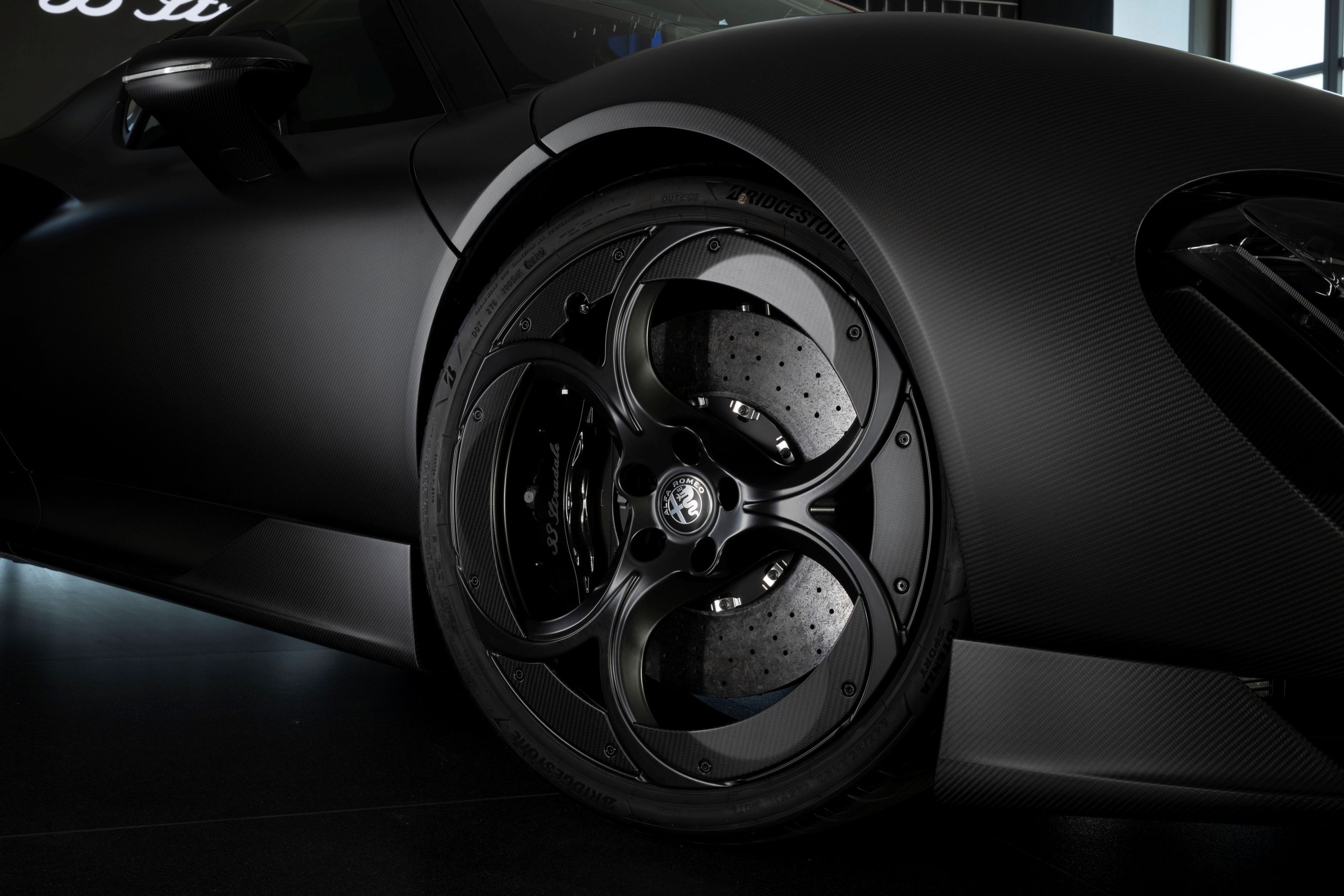 Alfa Romeo 33 Stradale Perla Nera front wheel