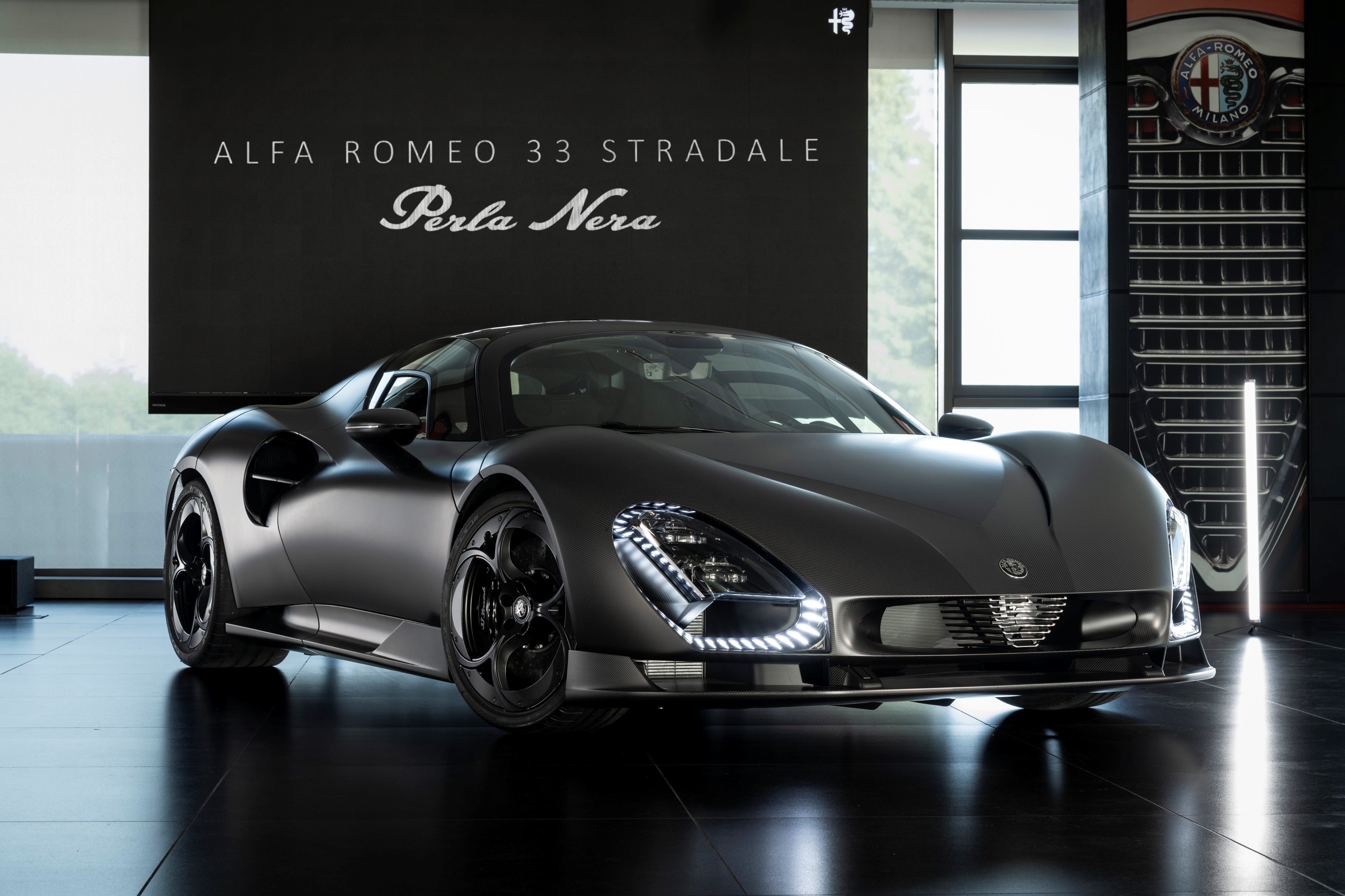 Alfa Romeo 33 Stradale Perla Nera front