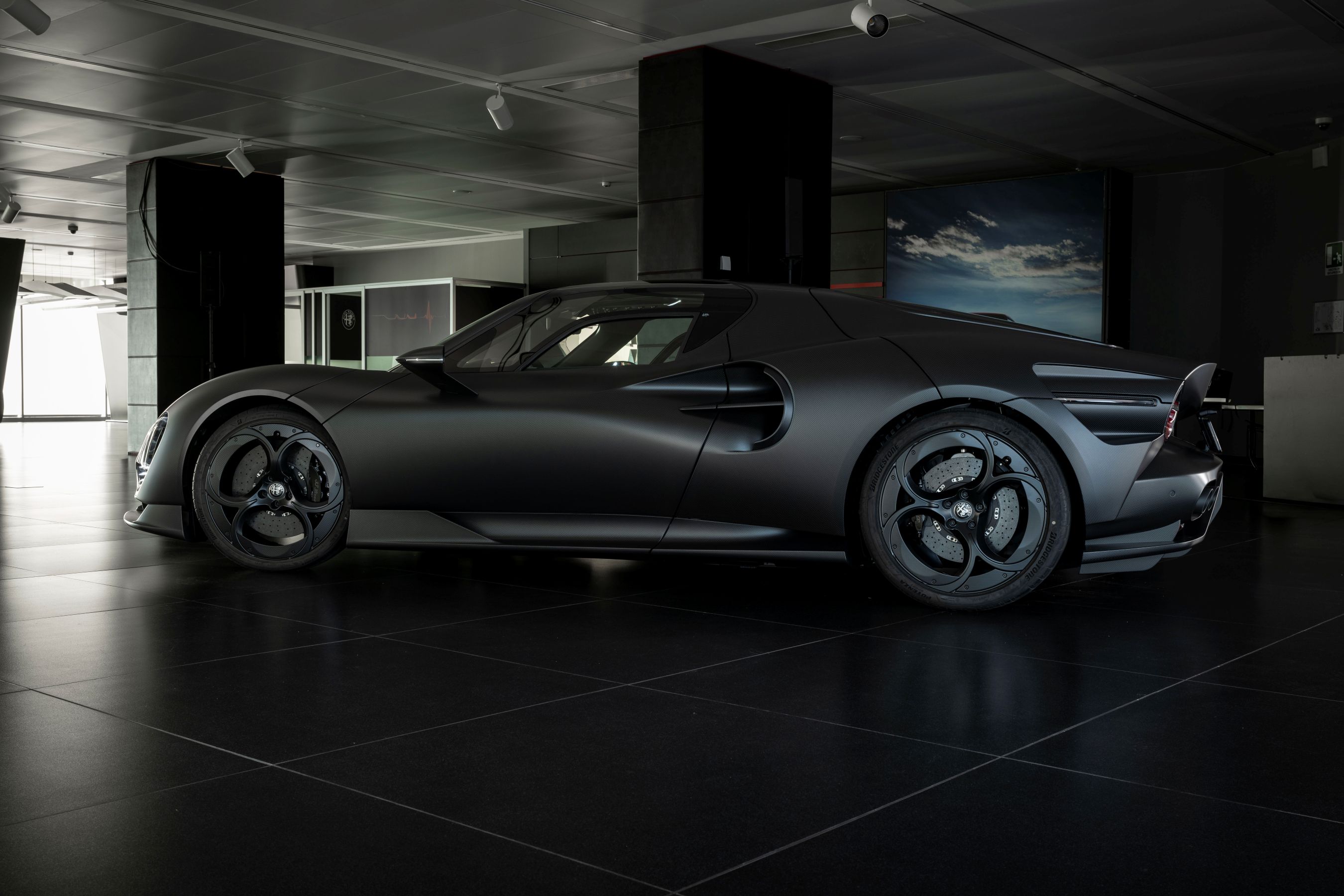 Alfa Romeo 33 Stradale Perla Nera side