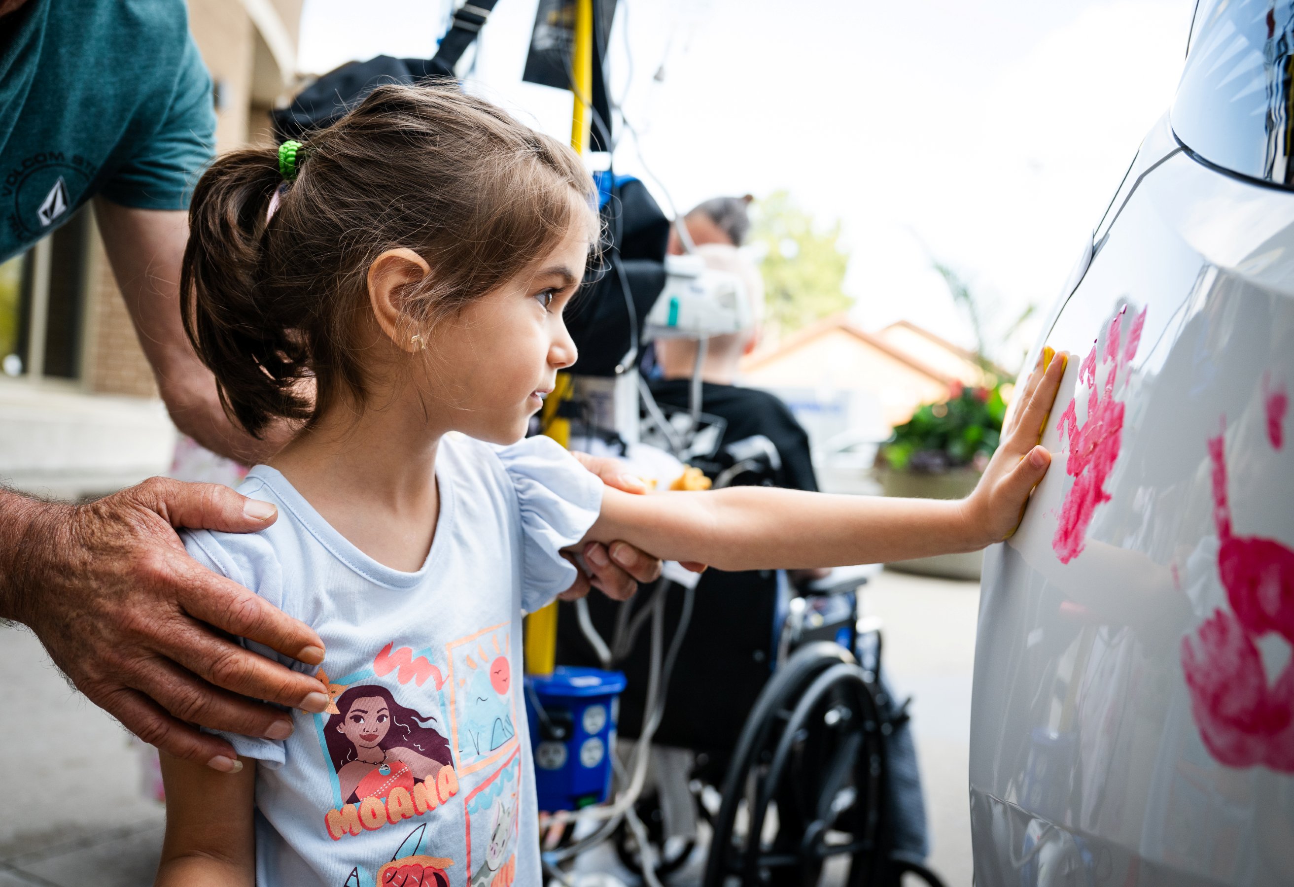Girl places handprint onto Hyundai Hope on Wheels vehicle
