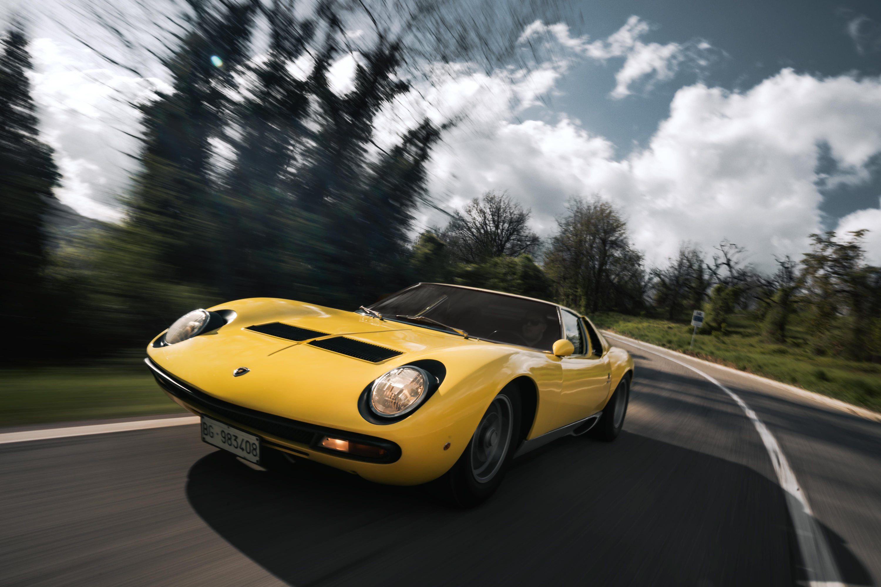 Lamborghini Miura SV driving
