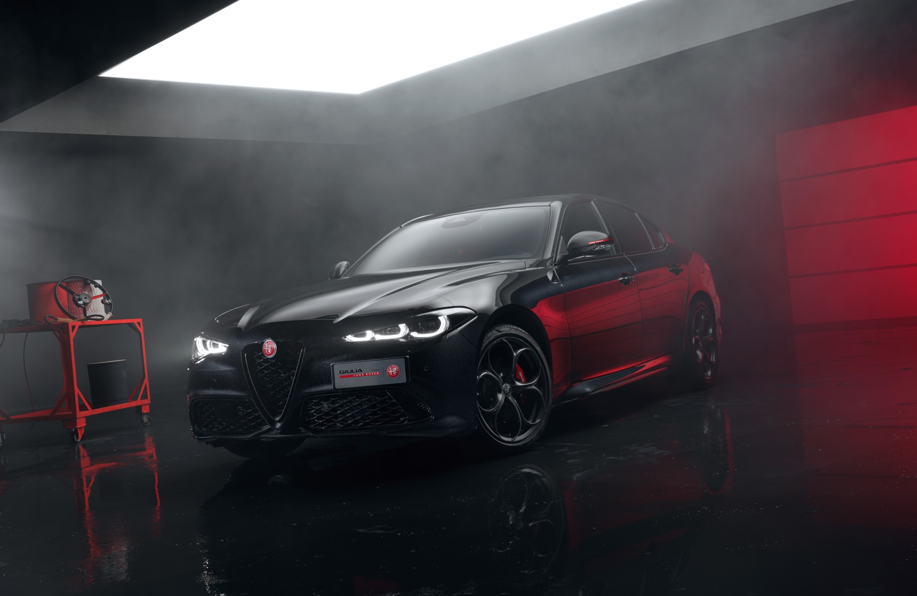Alfa Romeo Giulia Edizione Luna Rossa front and side