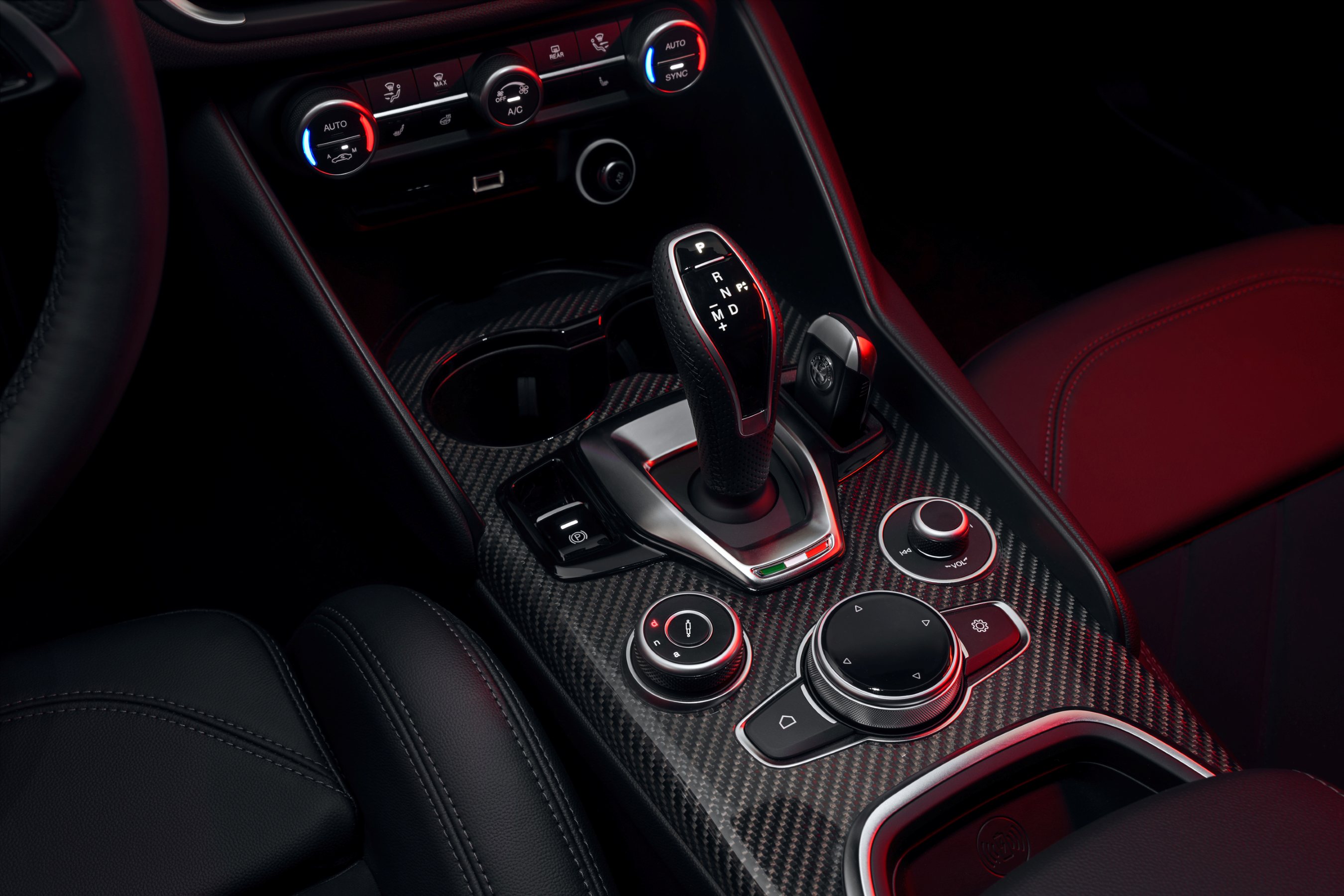 Alfa Romeo Giulia Edizione Luna Rossa centre console