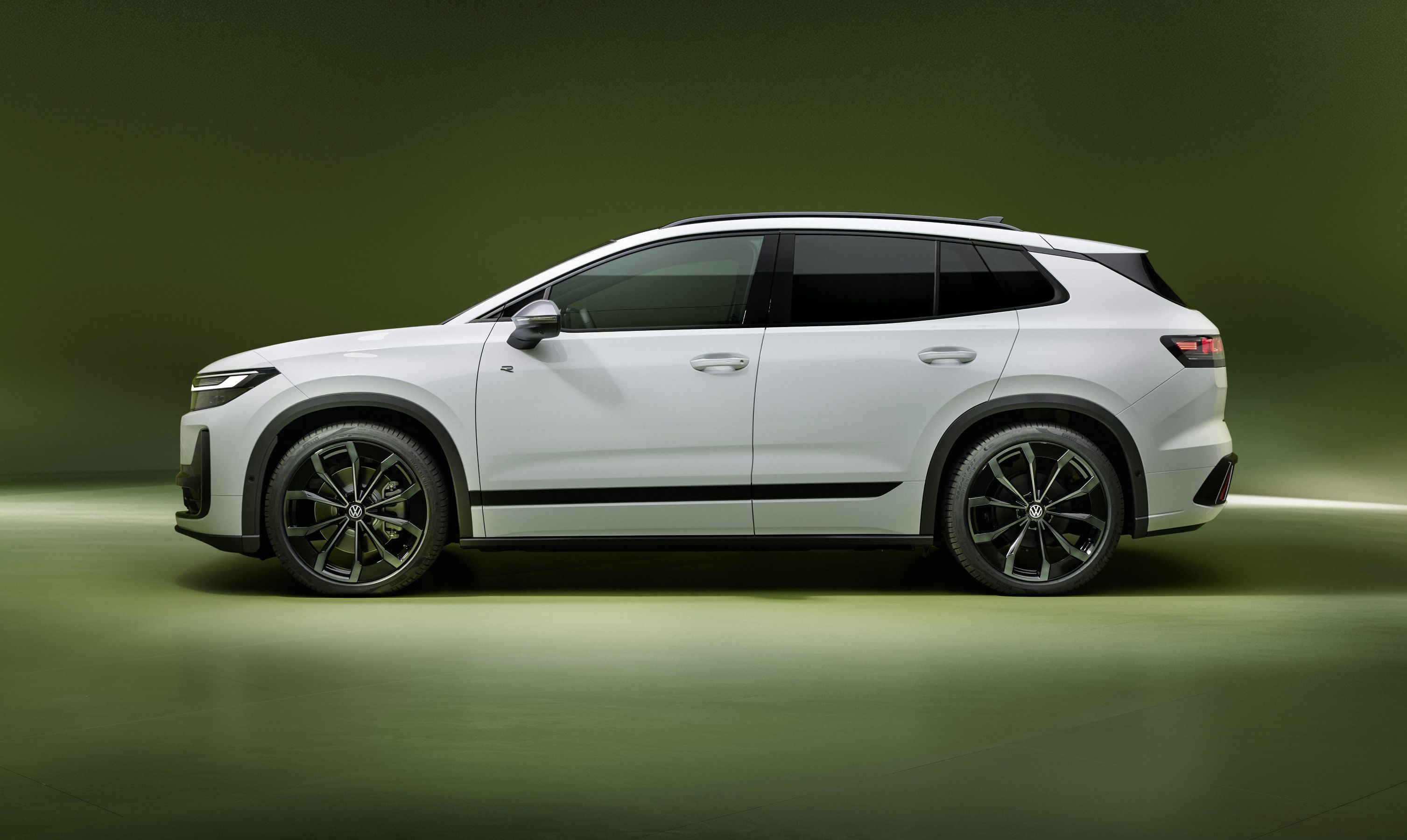 2027 Volkswagen ID. Tiguan side